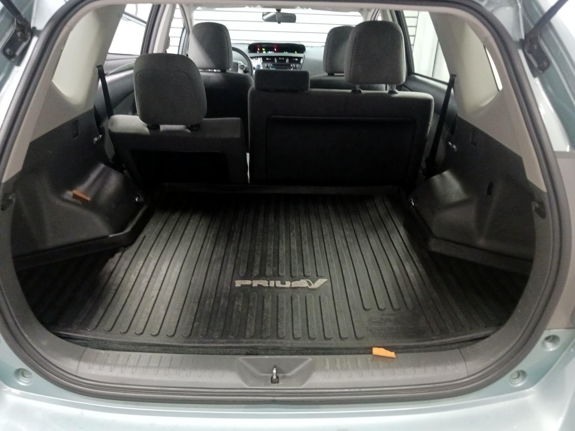 Thumbnail: 2014 Toyota Prius v - 19