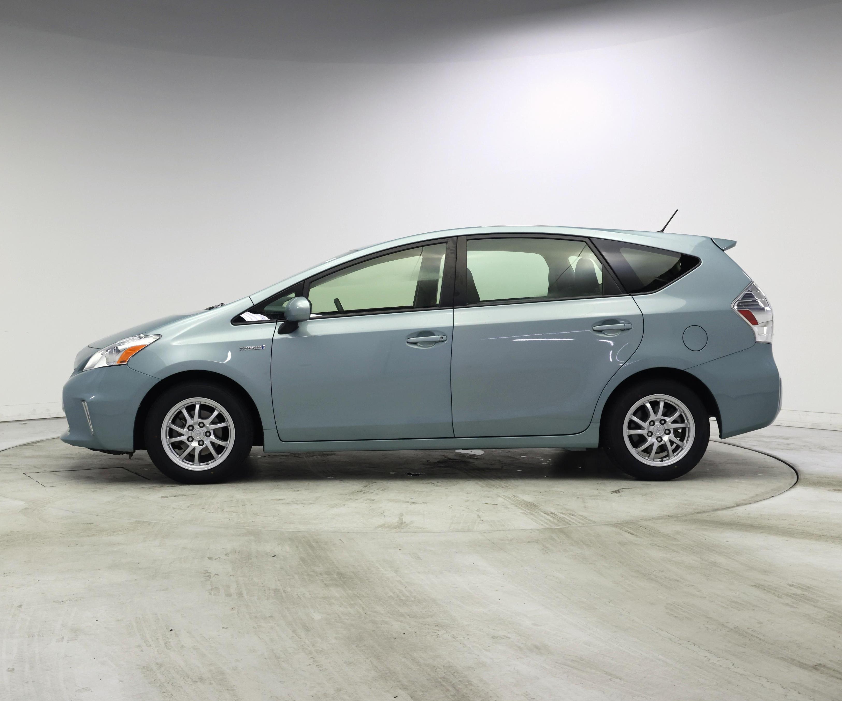 Thumbnail: 2014 Toyota Prius v - 3
