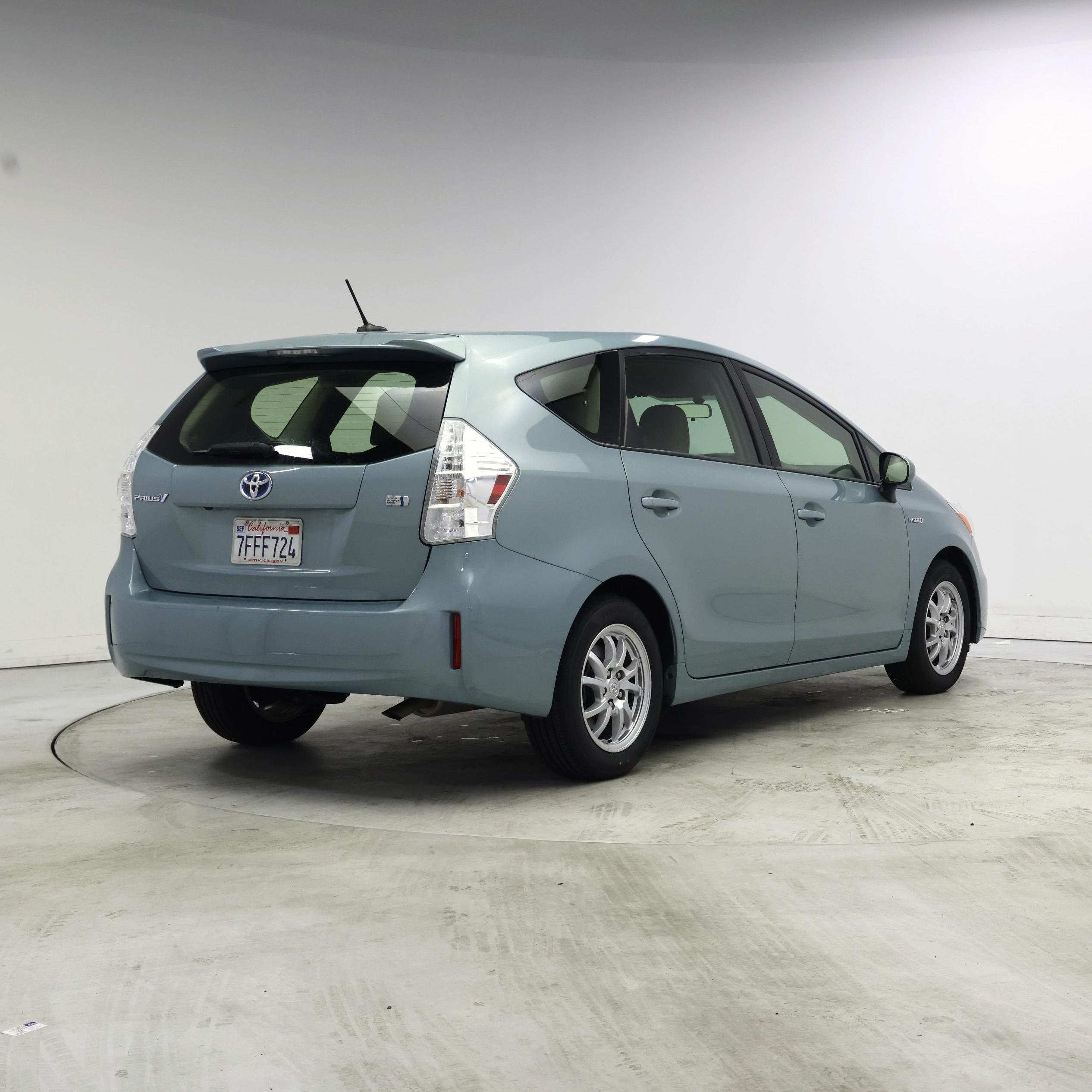 Thumbnail: 2014 Toyota Prius v - 8