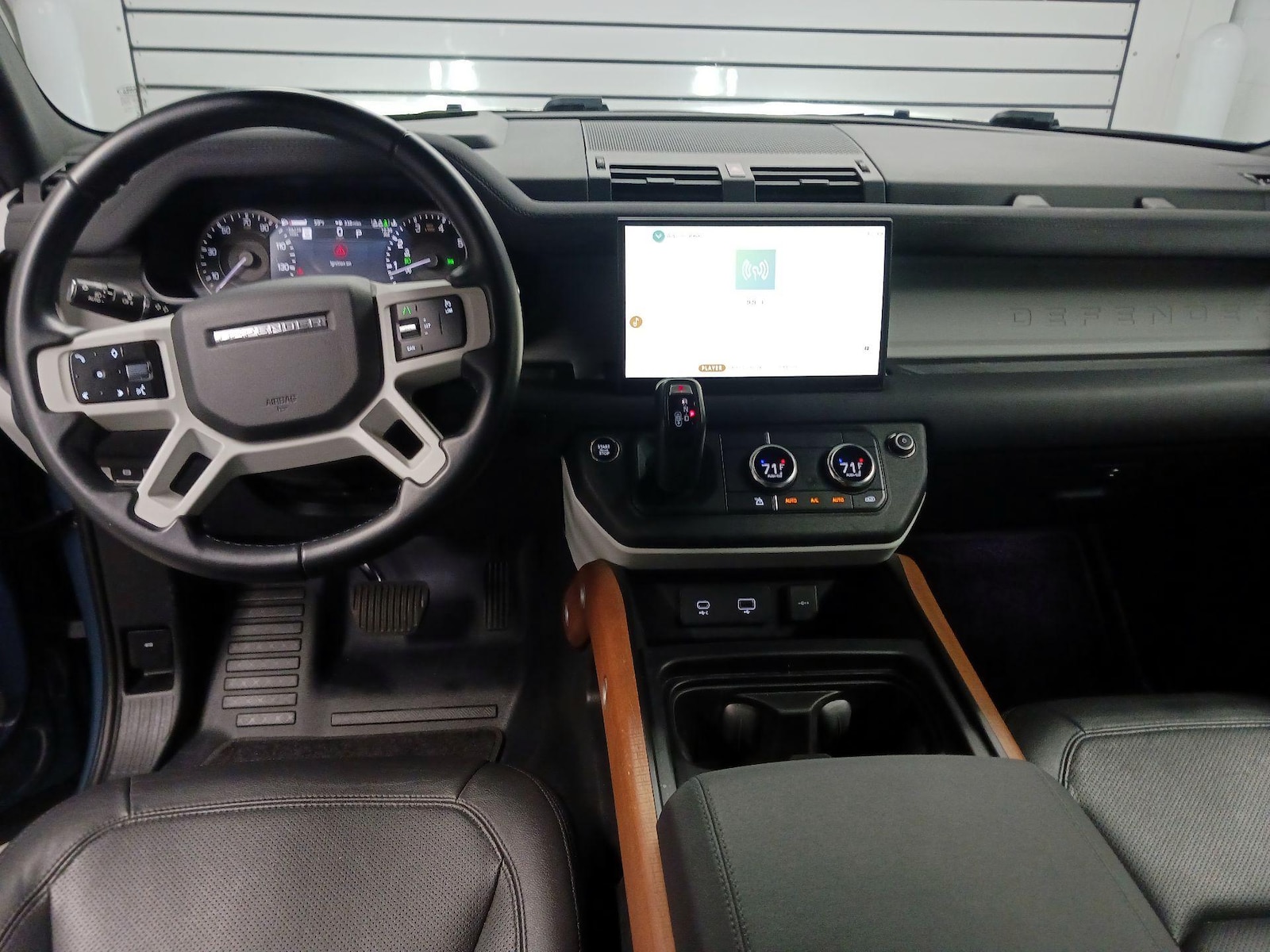 2023 Land Rover Defender S - Photo 10