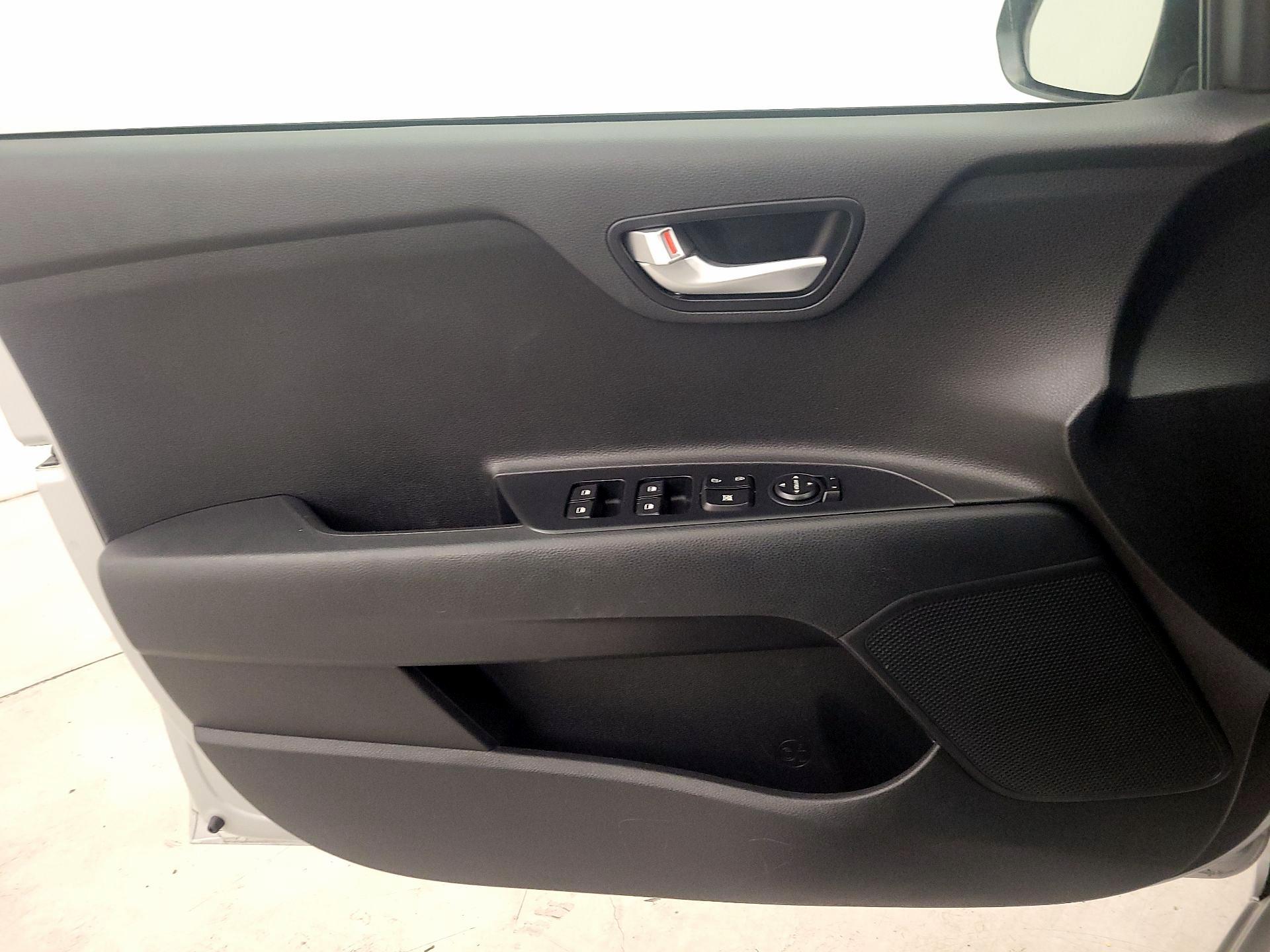 Thumbnail: 2019 Kia Rio - 12