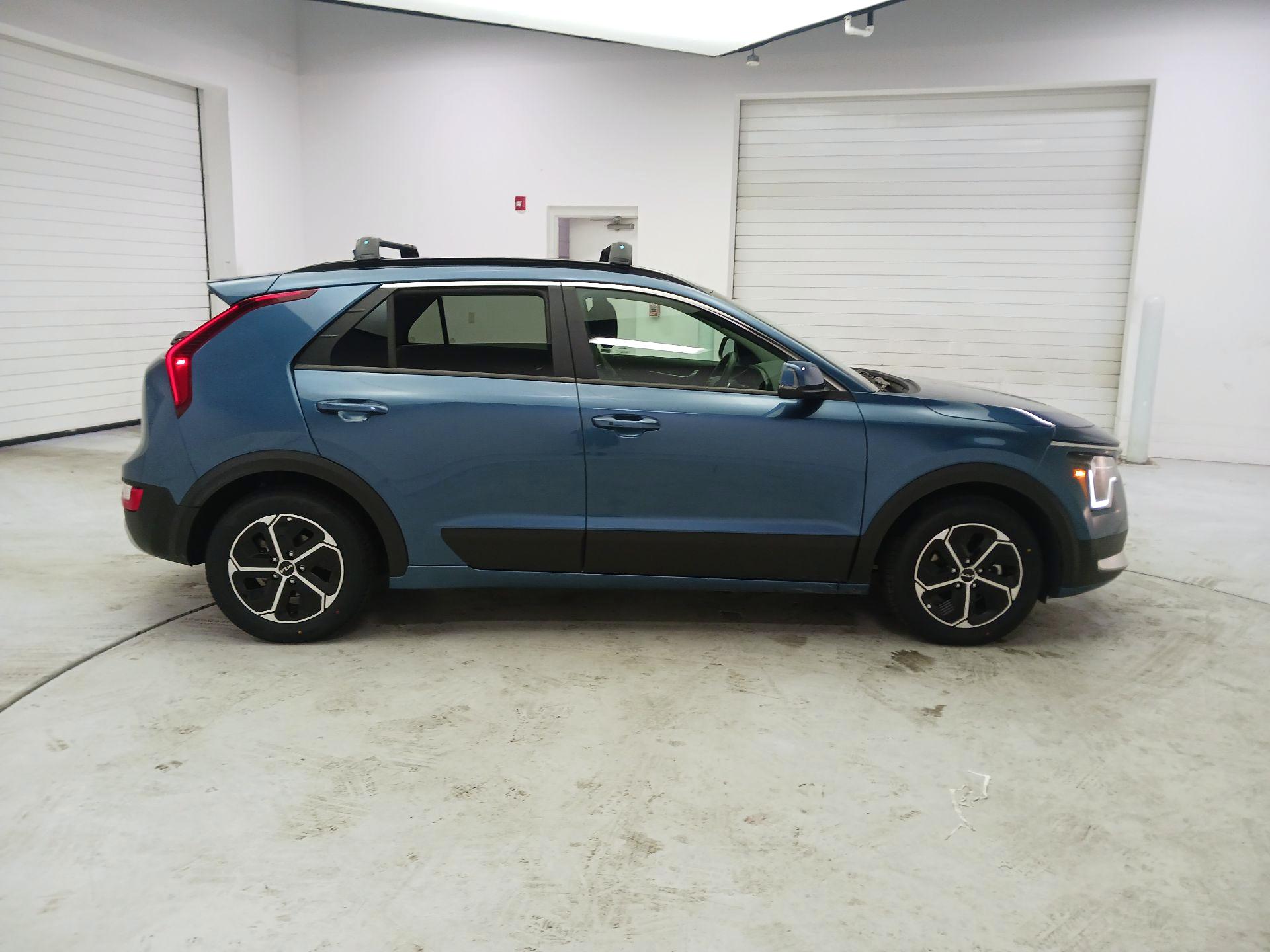 Thumbnail: 2023 Kia Niro - 4