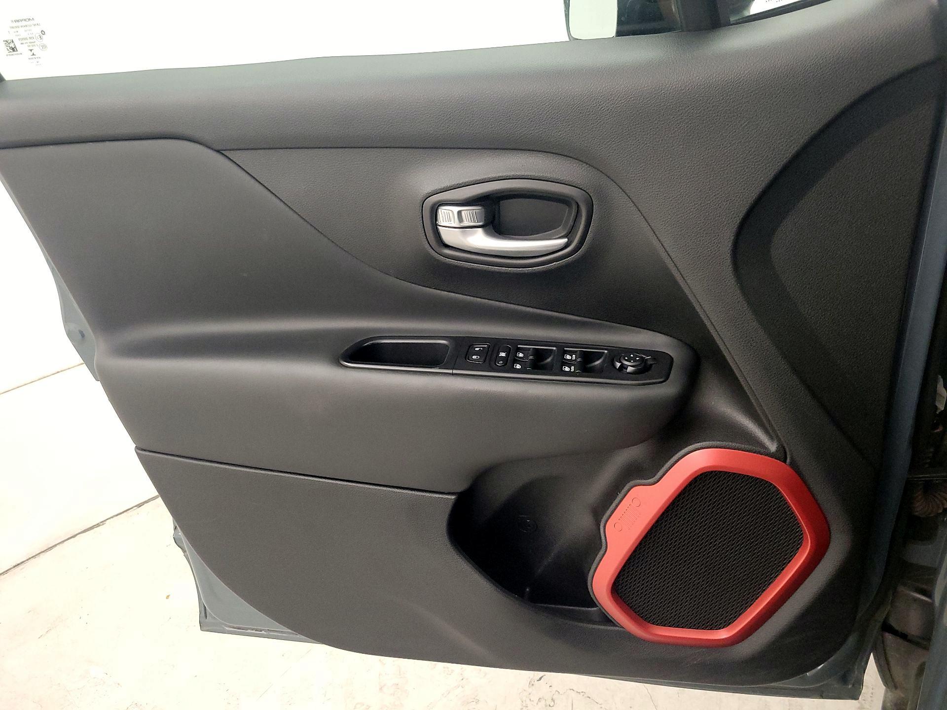 Thumbnail: 2017 Jeep Renegade - 12