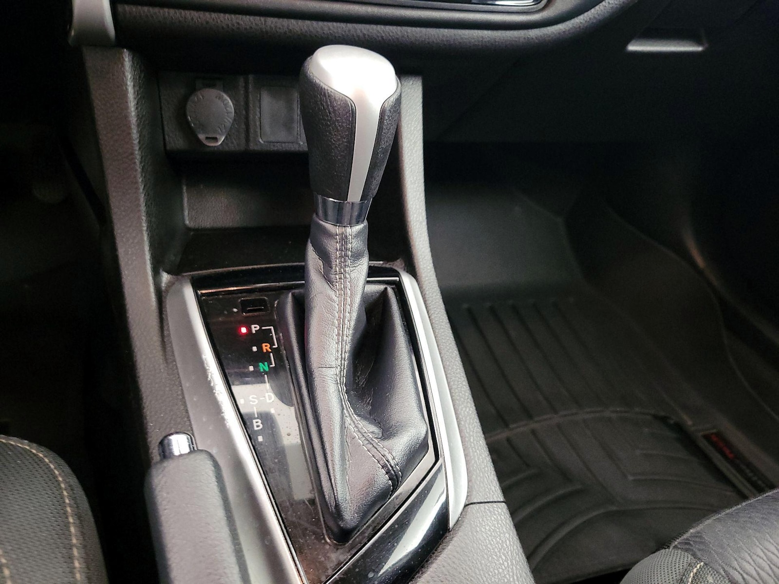 2018 Toyota Corolla LE - Photo 18