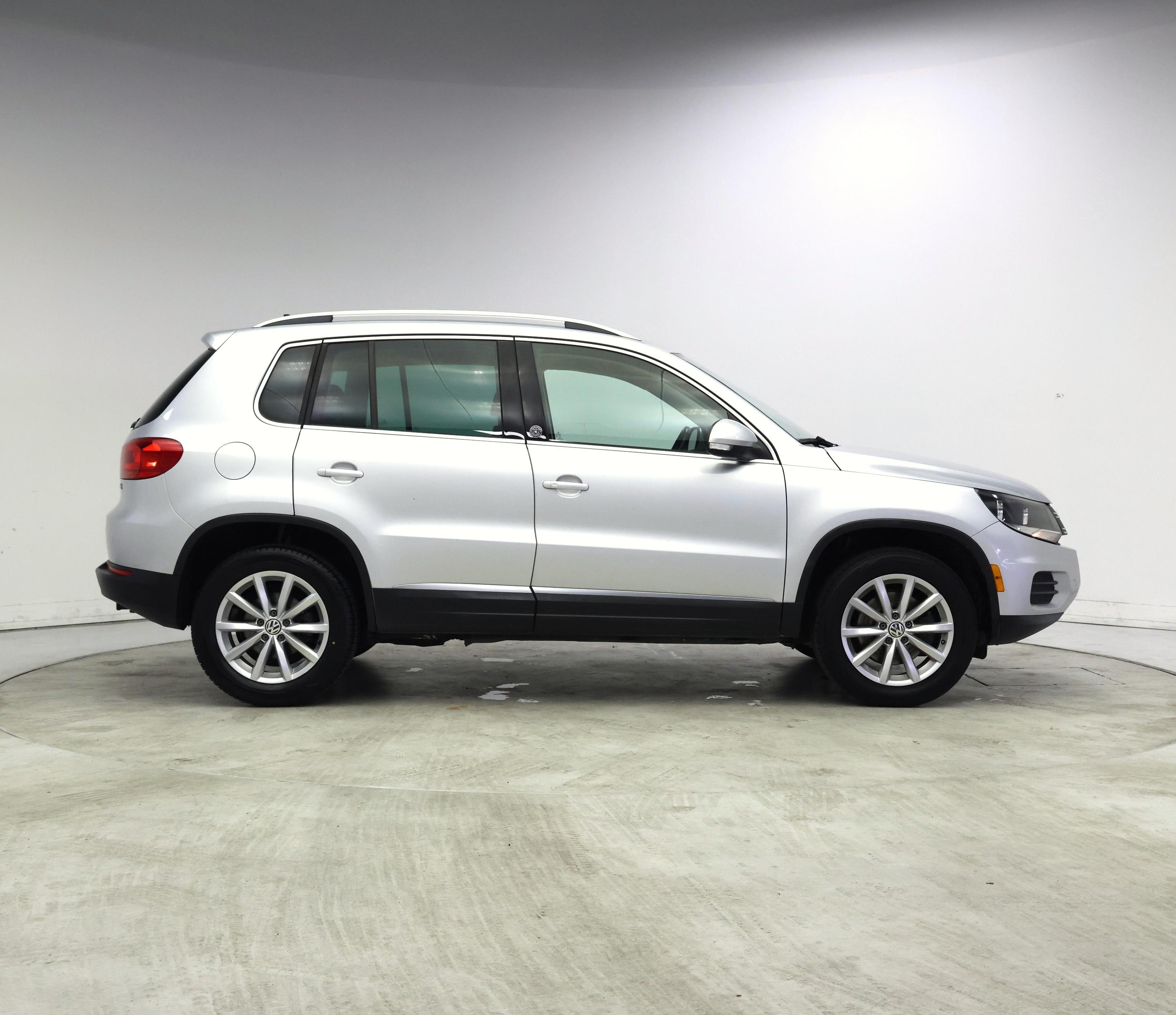 Thumbnail: 2017 Volkswagen Tiguan - 7