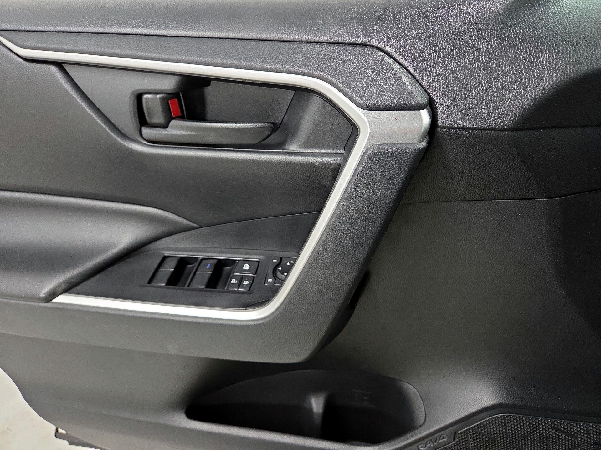 Thumbnail: 2019 Toyota RAV4 - 12