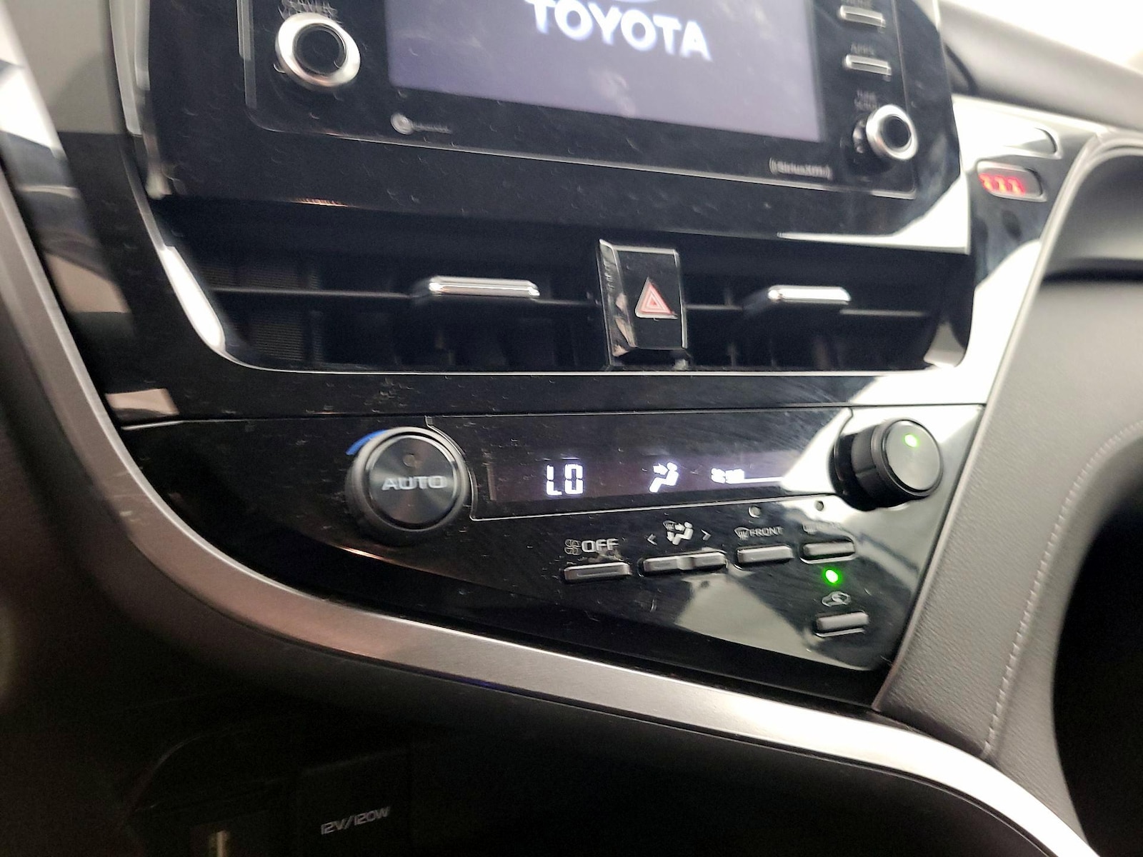 2021 Toyota Camry SE - Photo 17
