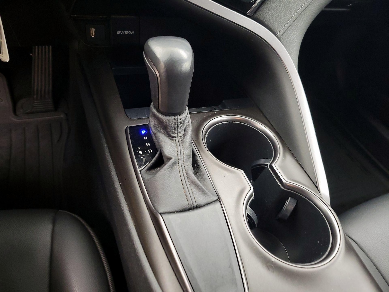2021 Toyota Camry SE - Photo 18