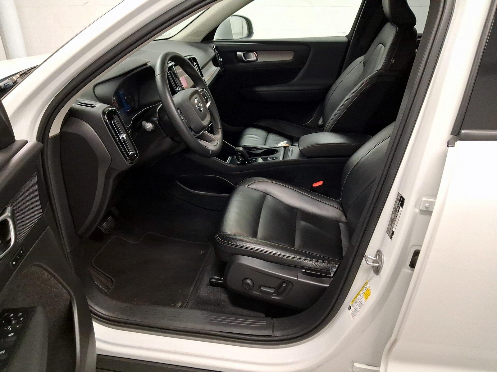 2023 Volvo XC40 Core - Photo 12