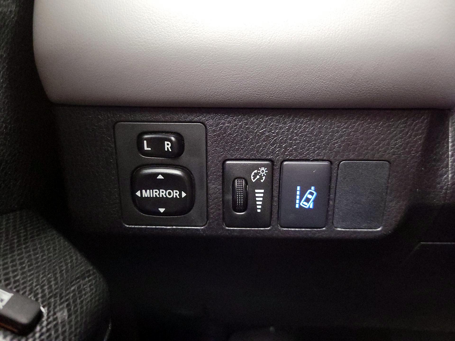 Thumbnail: 2018 Toyota RAV4 - 13