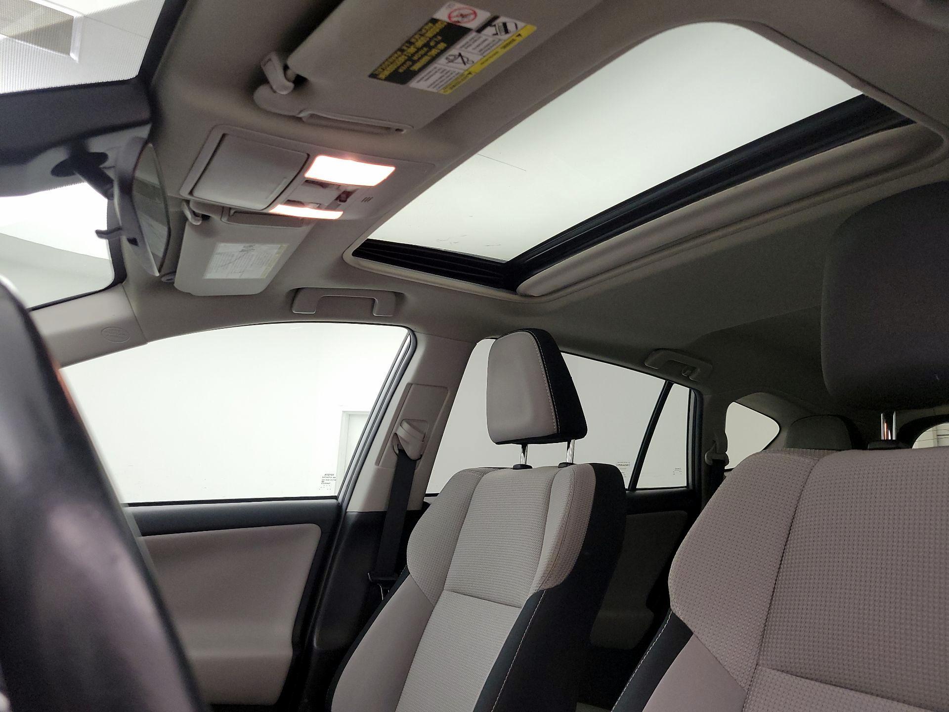 Thumbnail: 2018 Toyota RAV4 - 18