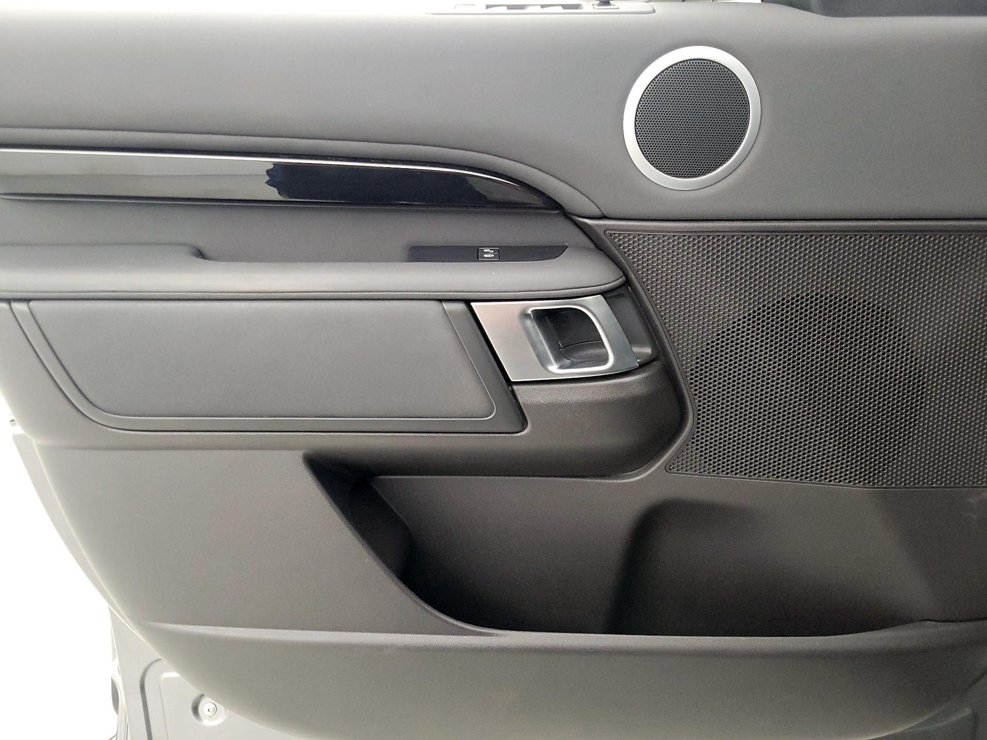 Thumbnail: 2018 Land Rover Discovery - 12