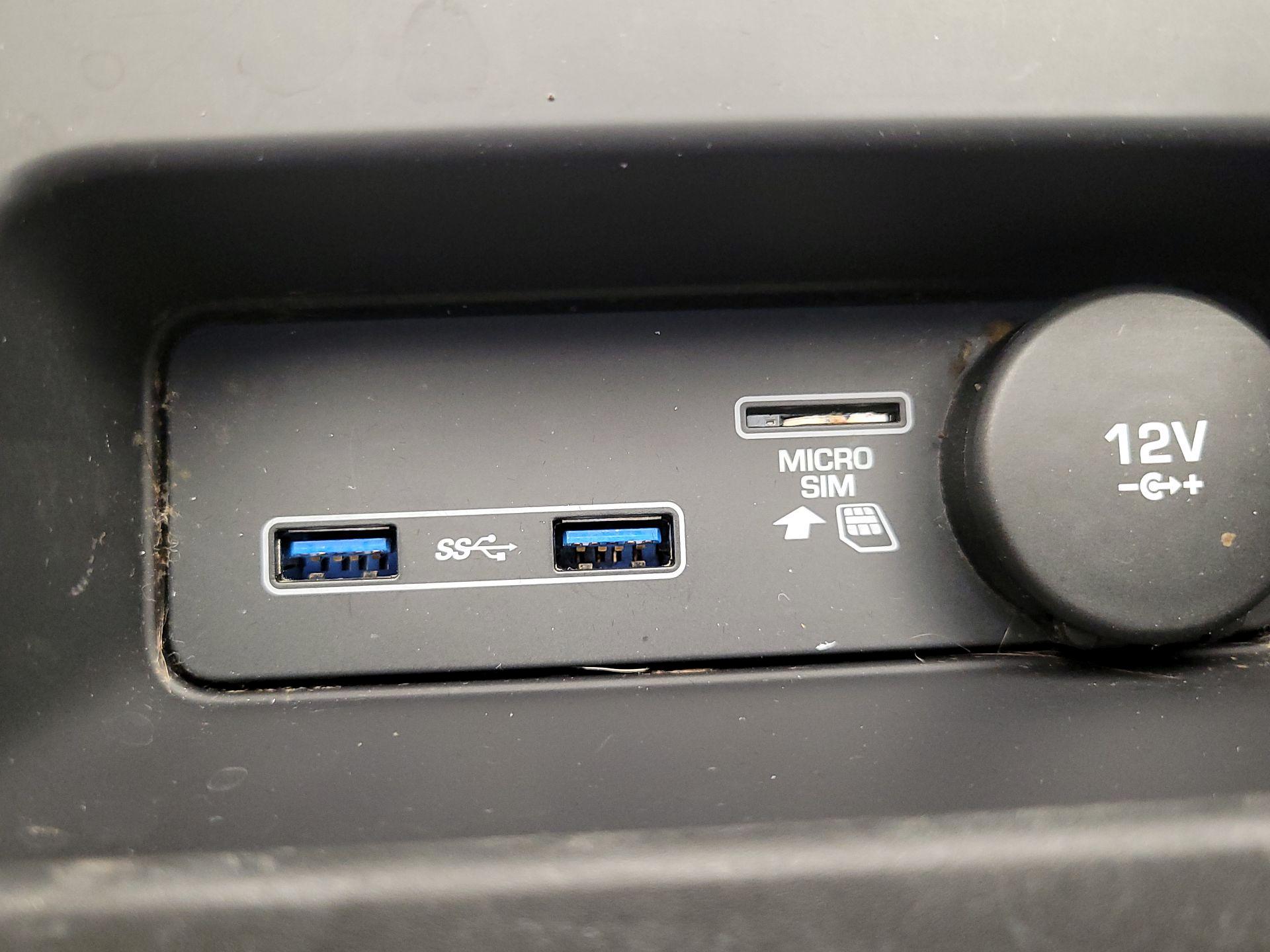 Thumbnail: 2018 Land Rover Discovery - 17