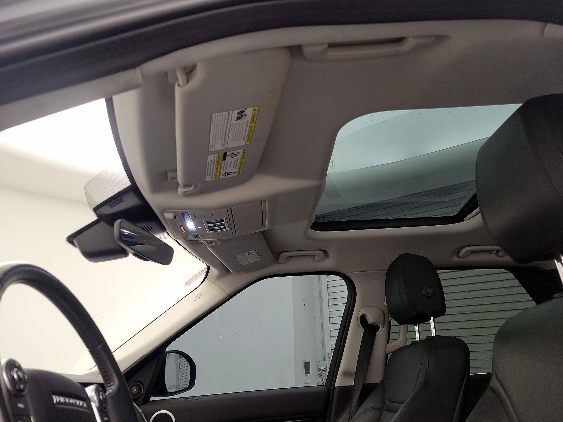 Thumbnail: 2018 Land Rover Discovery - 18