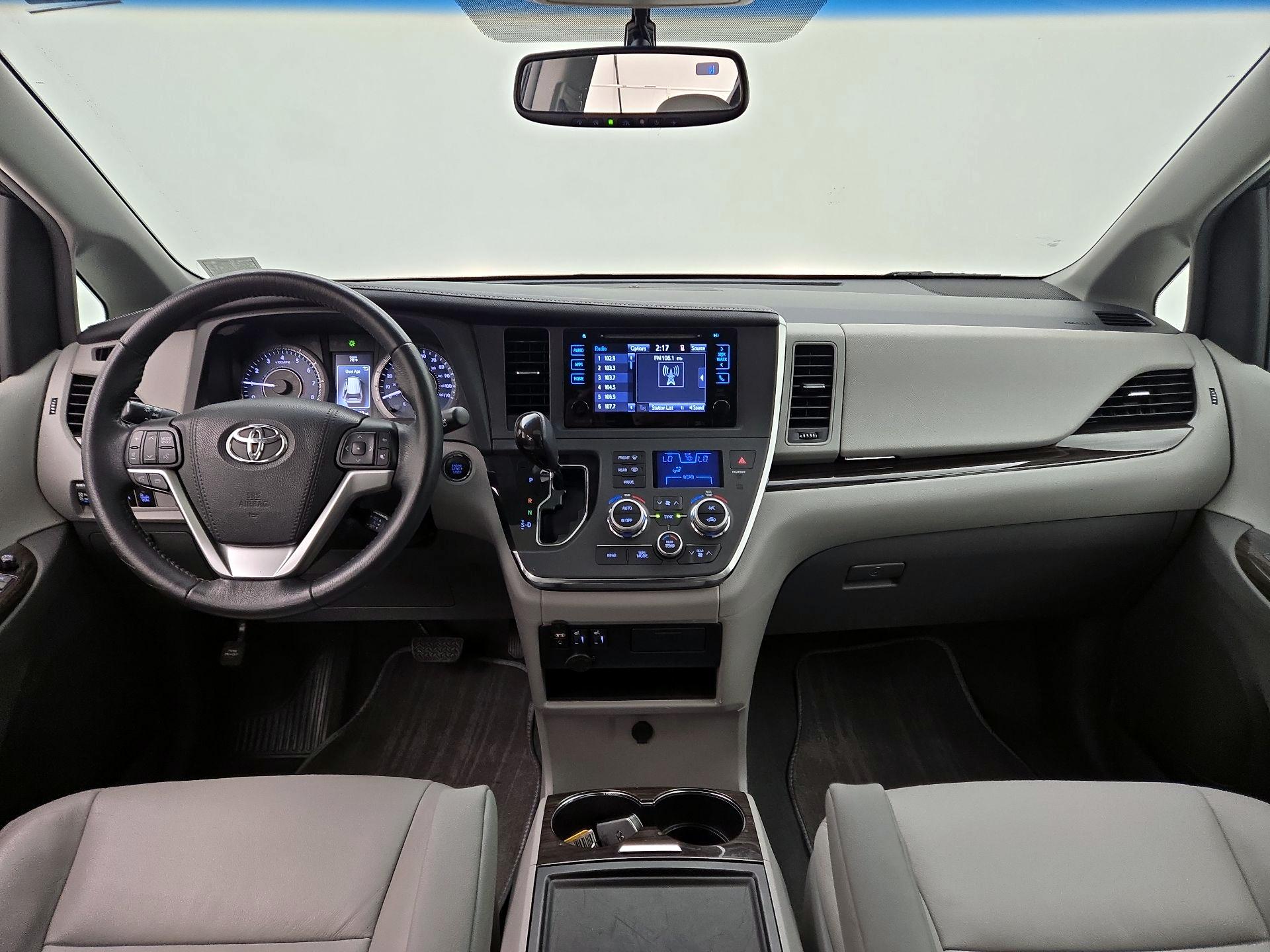 Thumbnail: 2017 Toyota Sienna - 9