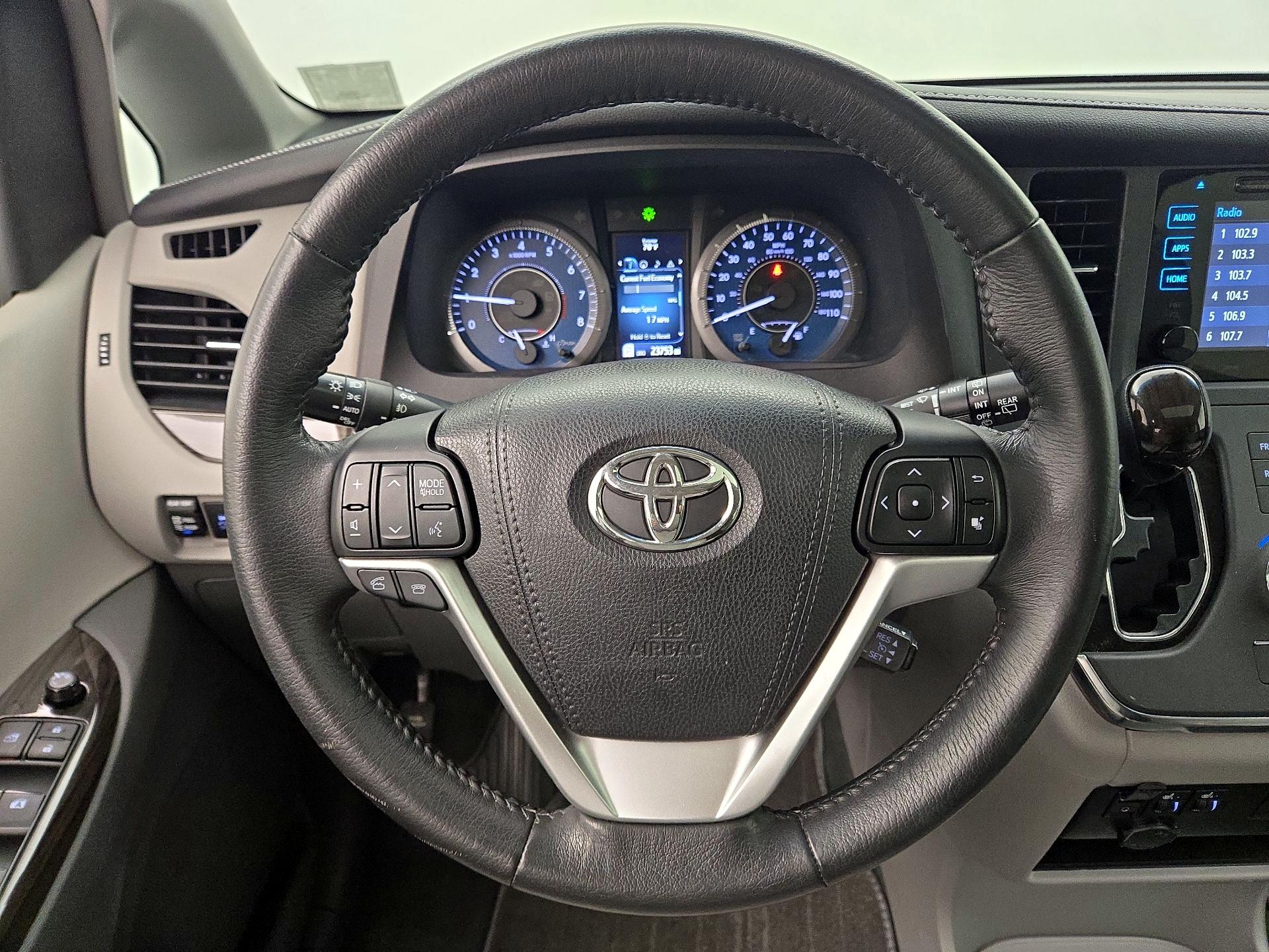 Thumbnail: 2017 Toyota Sienna - 10