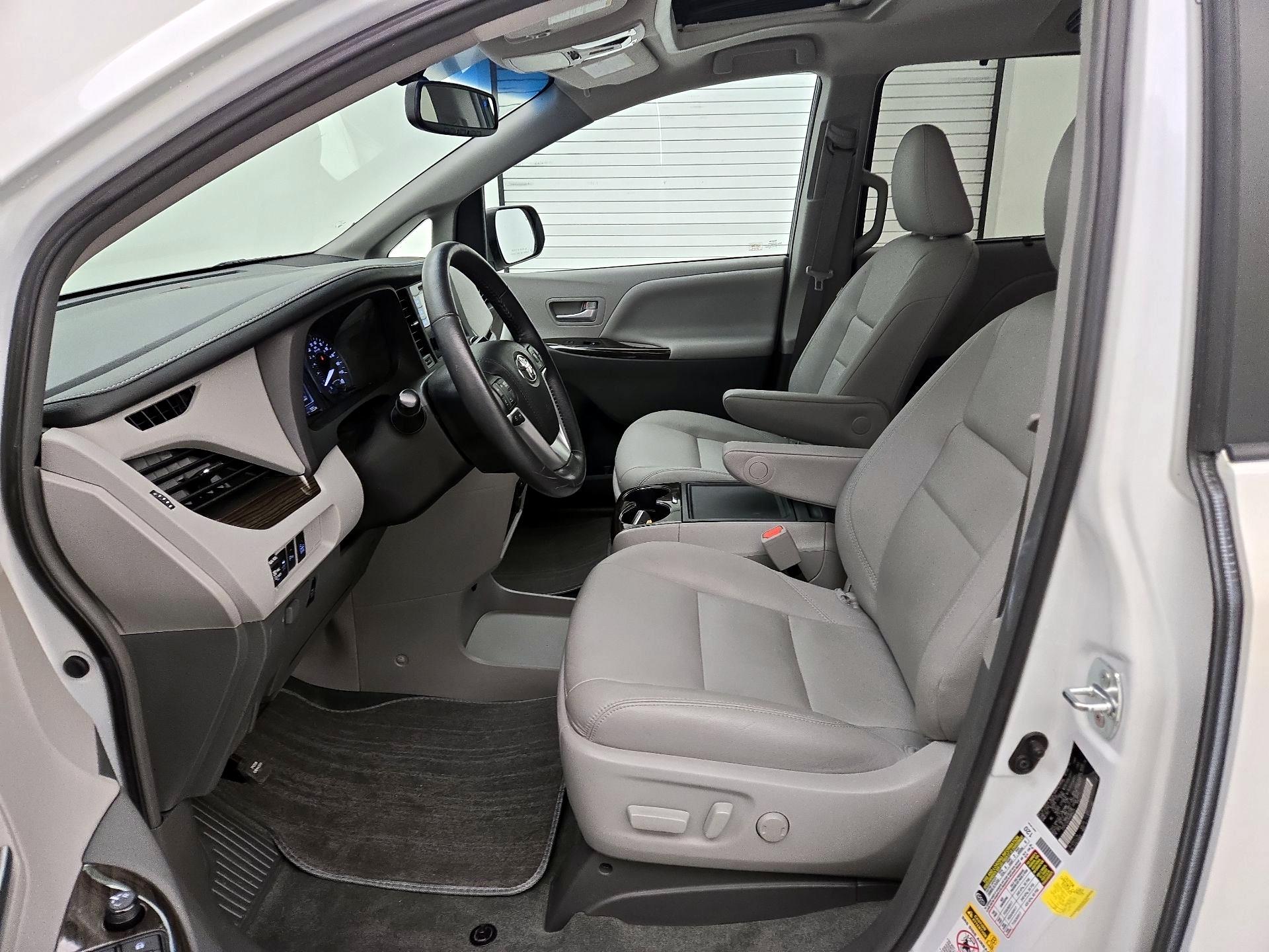 Thumbnail: 2017 Toyota Sienna - 11