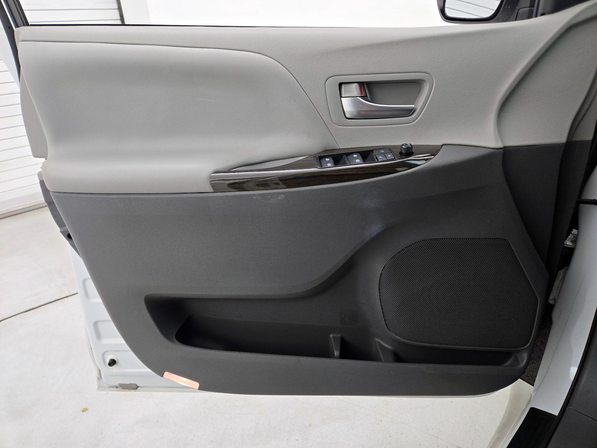 Thumbnail: 2017 Toyota Sienna - 12