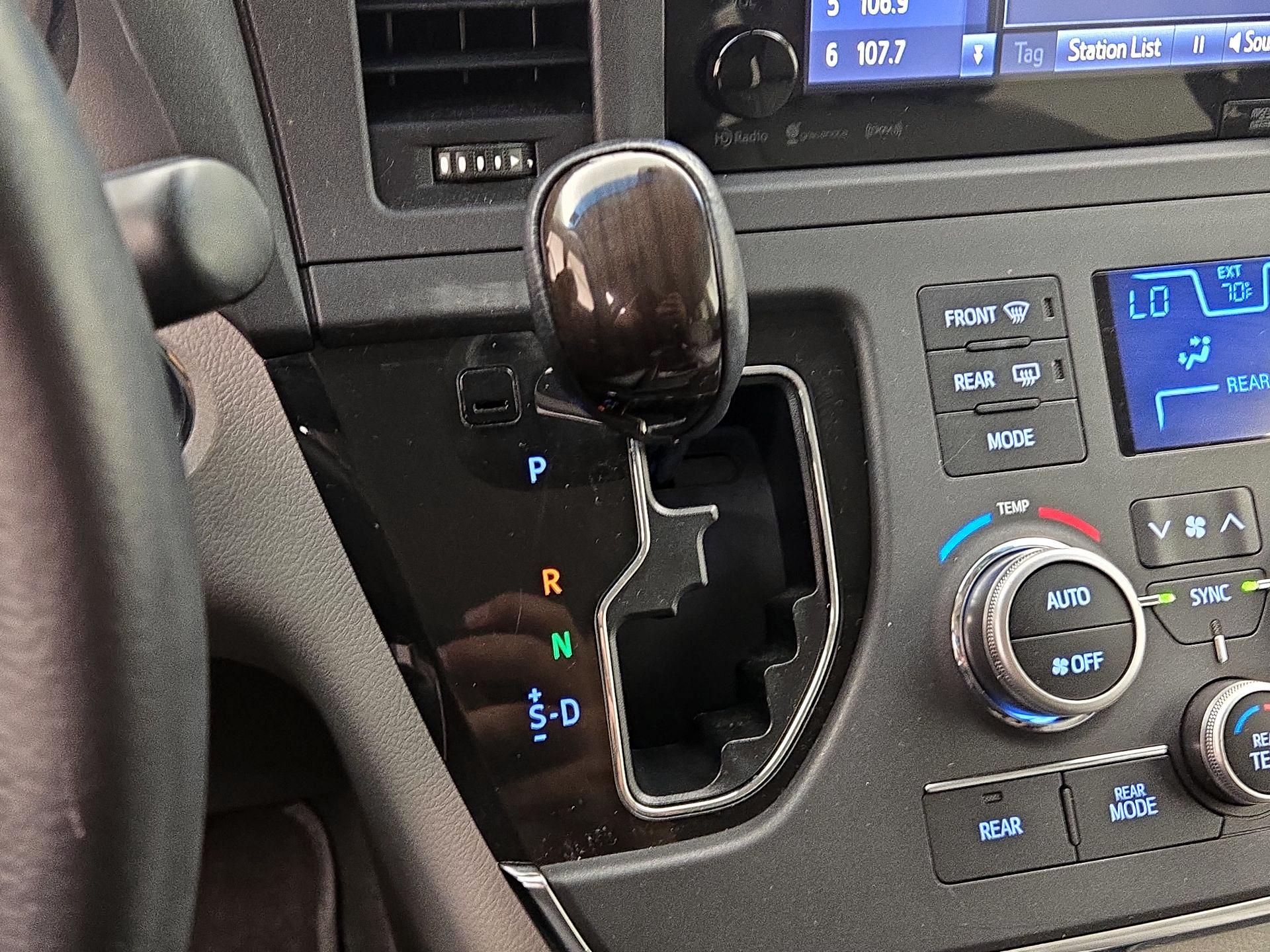 Thumbnail: 2017 Toyota Sienna - 17