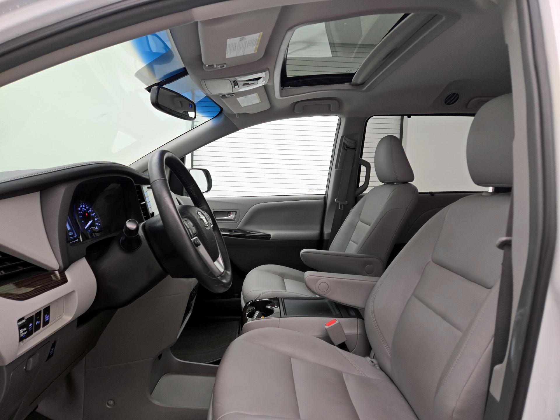 Thumbnail: 2017 Toyota Sienna - 19