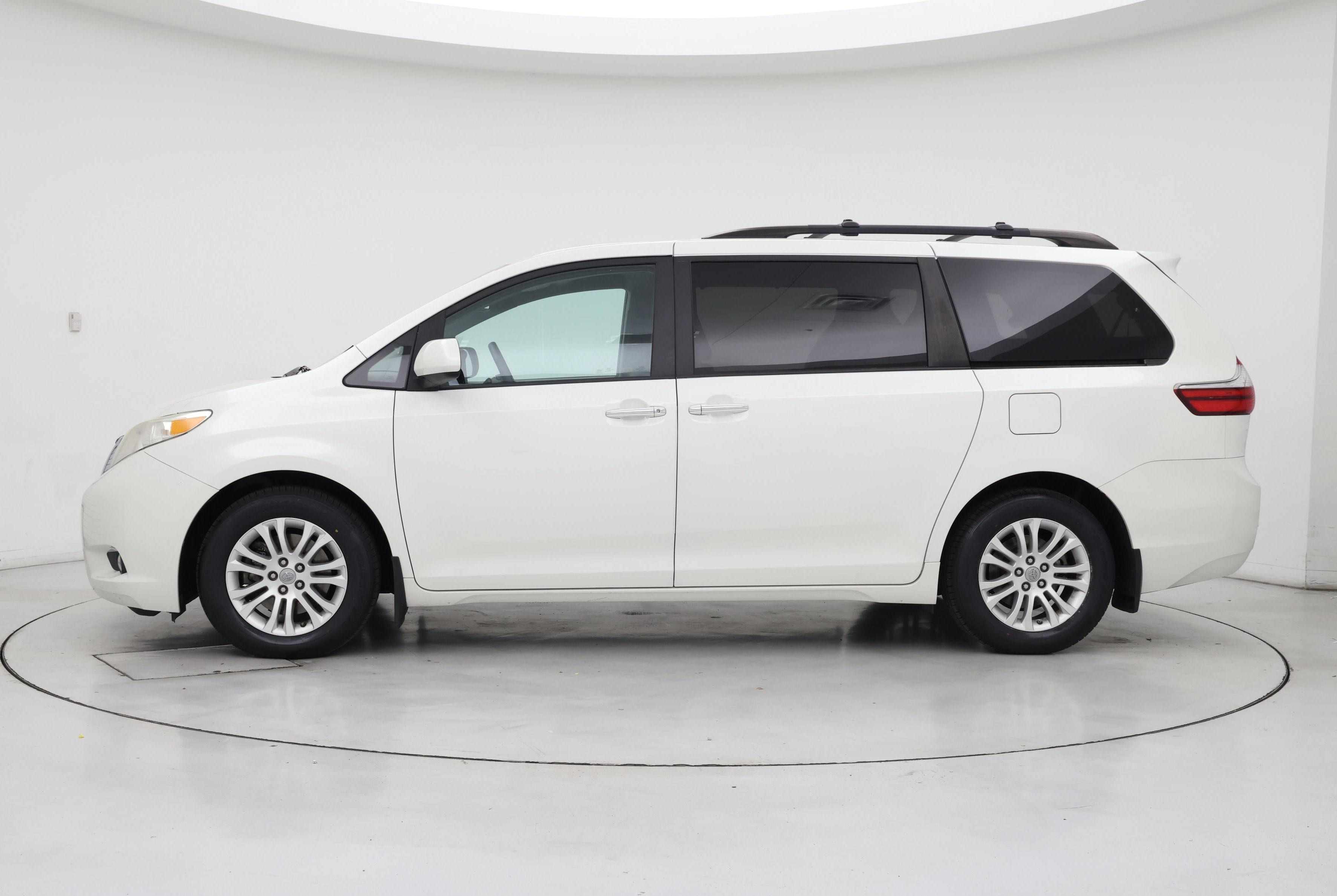 Thumbnail: 2017 Toyota Sienna - 3