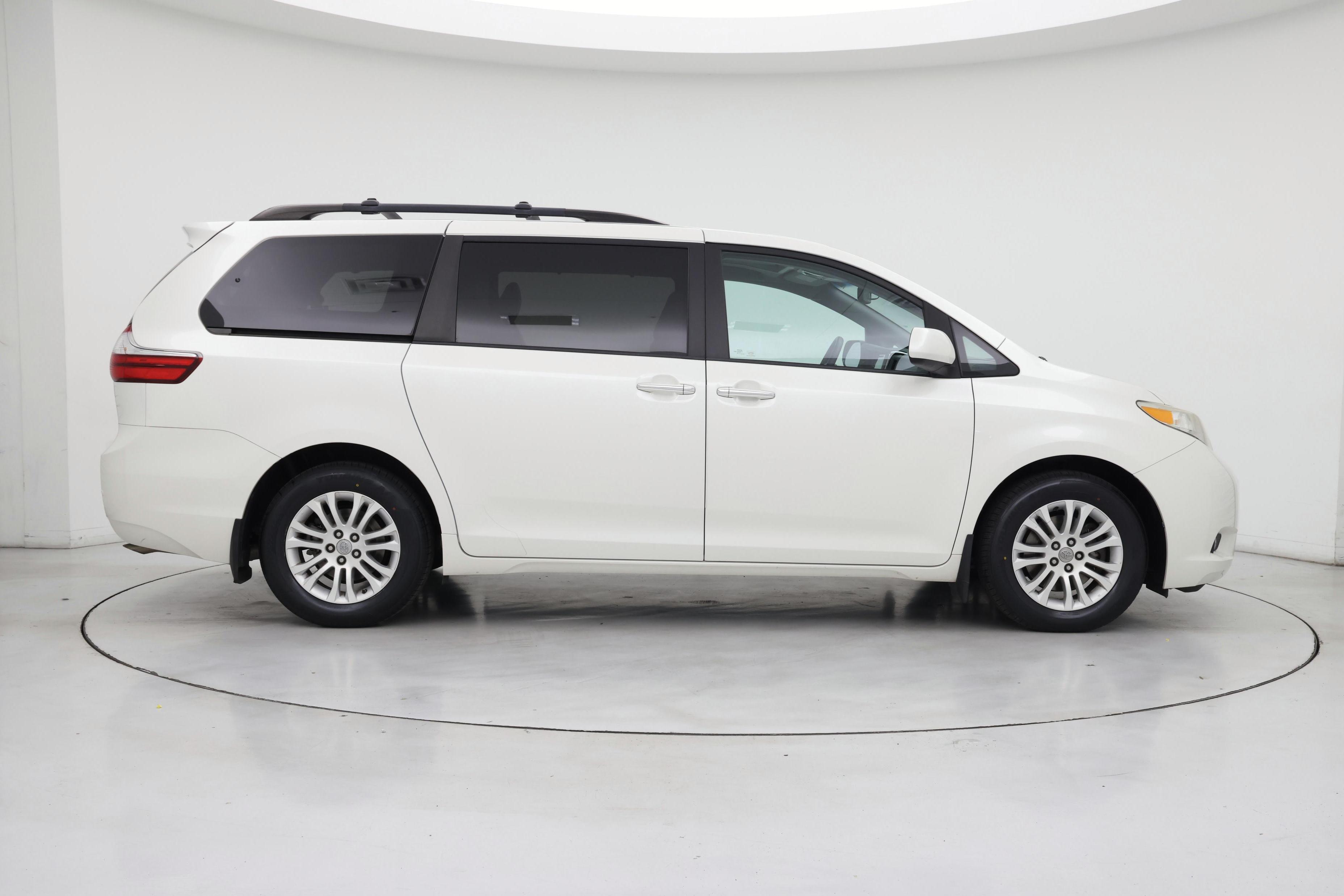 Thumbnail: 2017 Toyota Sienna - 7