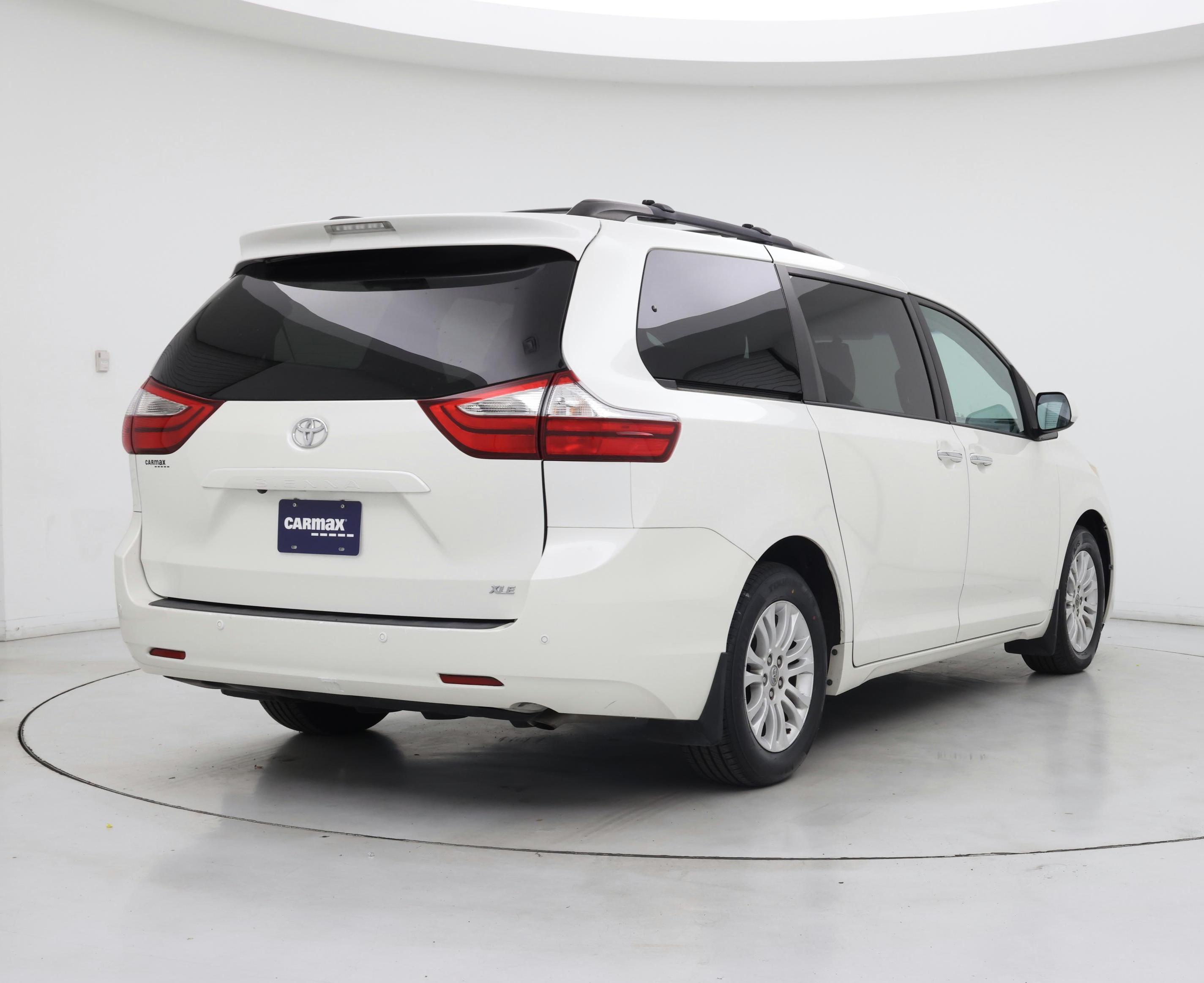 Thumbnail: 2017 Toyota Sienna - 8