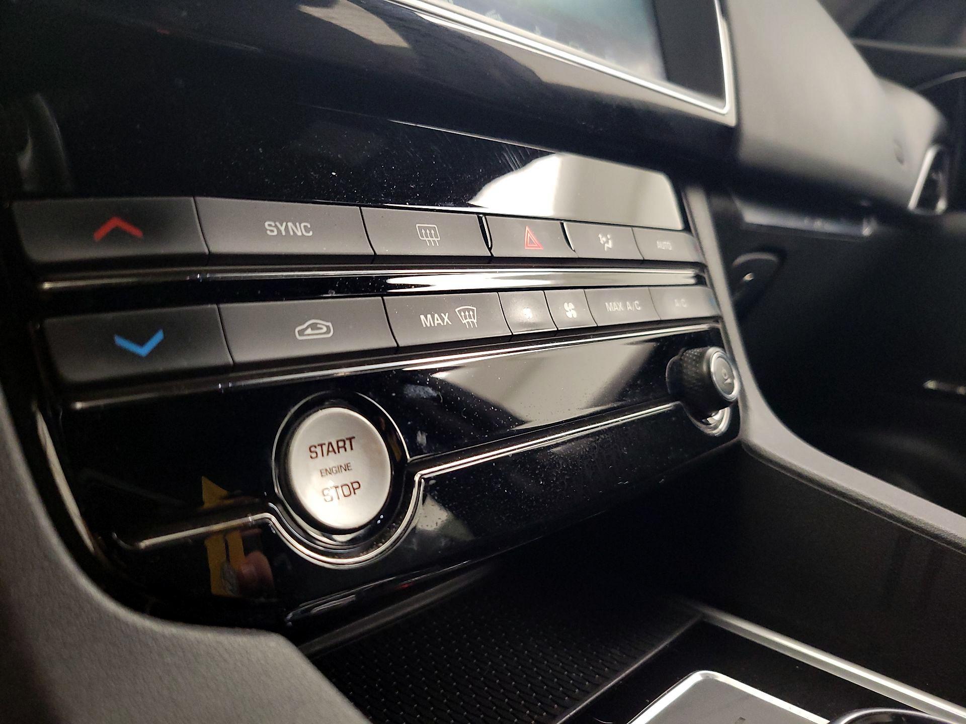 Thumbnail: 2019 Jaguar F-Pace - 16