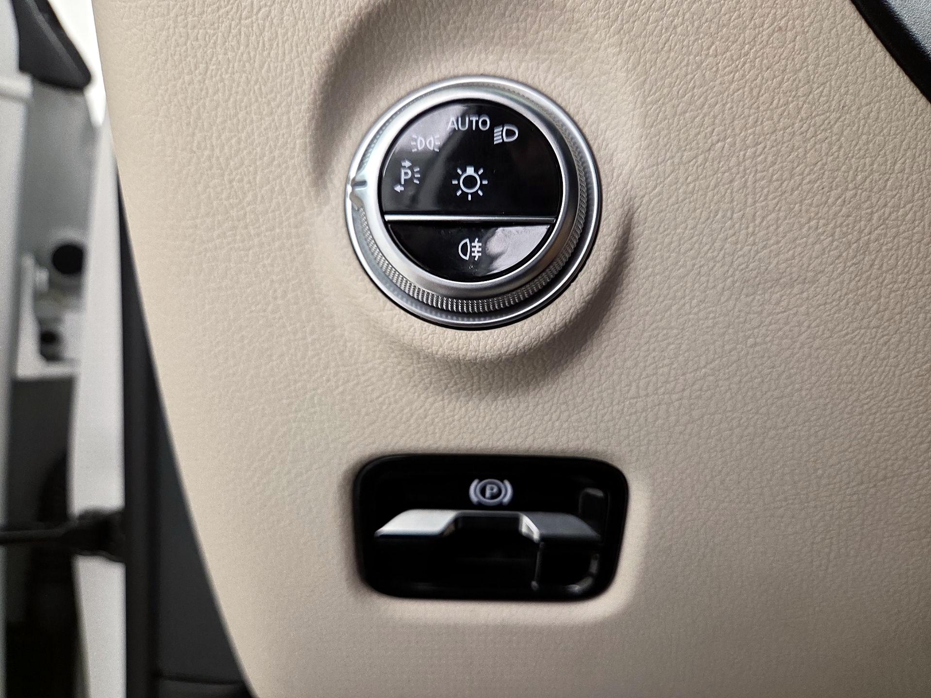 Thumbnail: 2023 Mercedes-Benz C-Class - 13