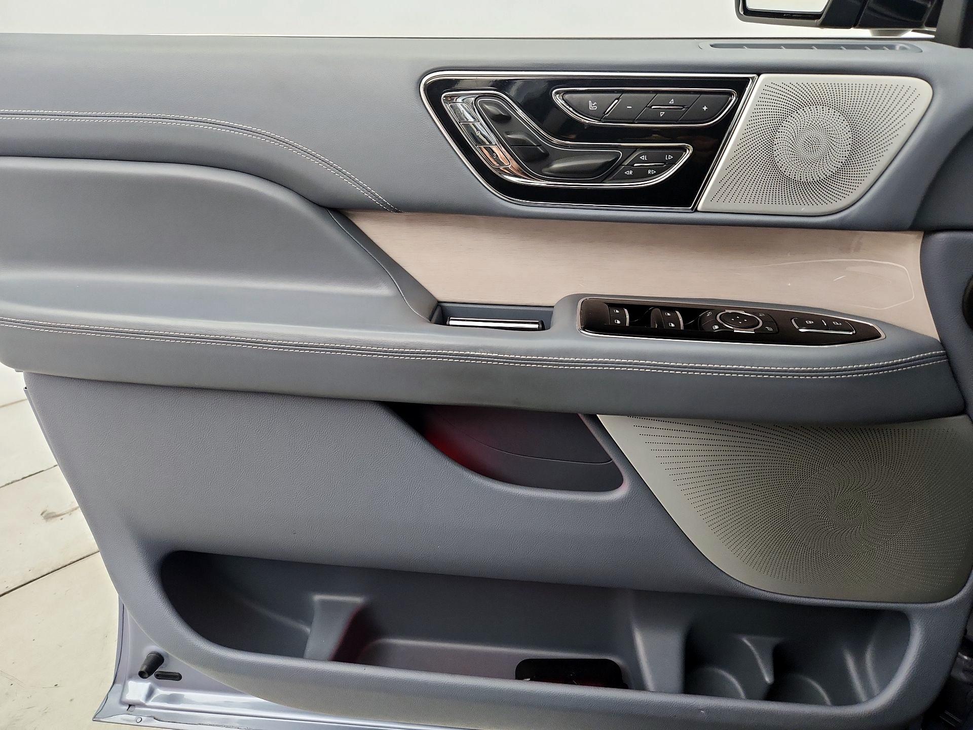 Thumbnail: 2019 Lincoln Navigator L - 12