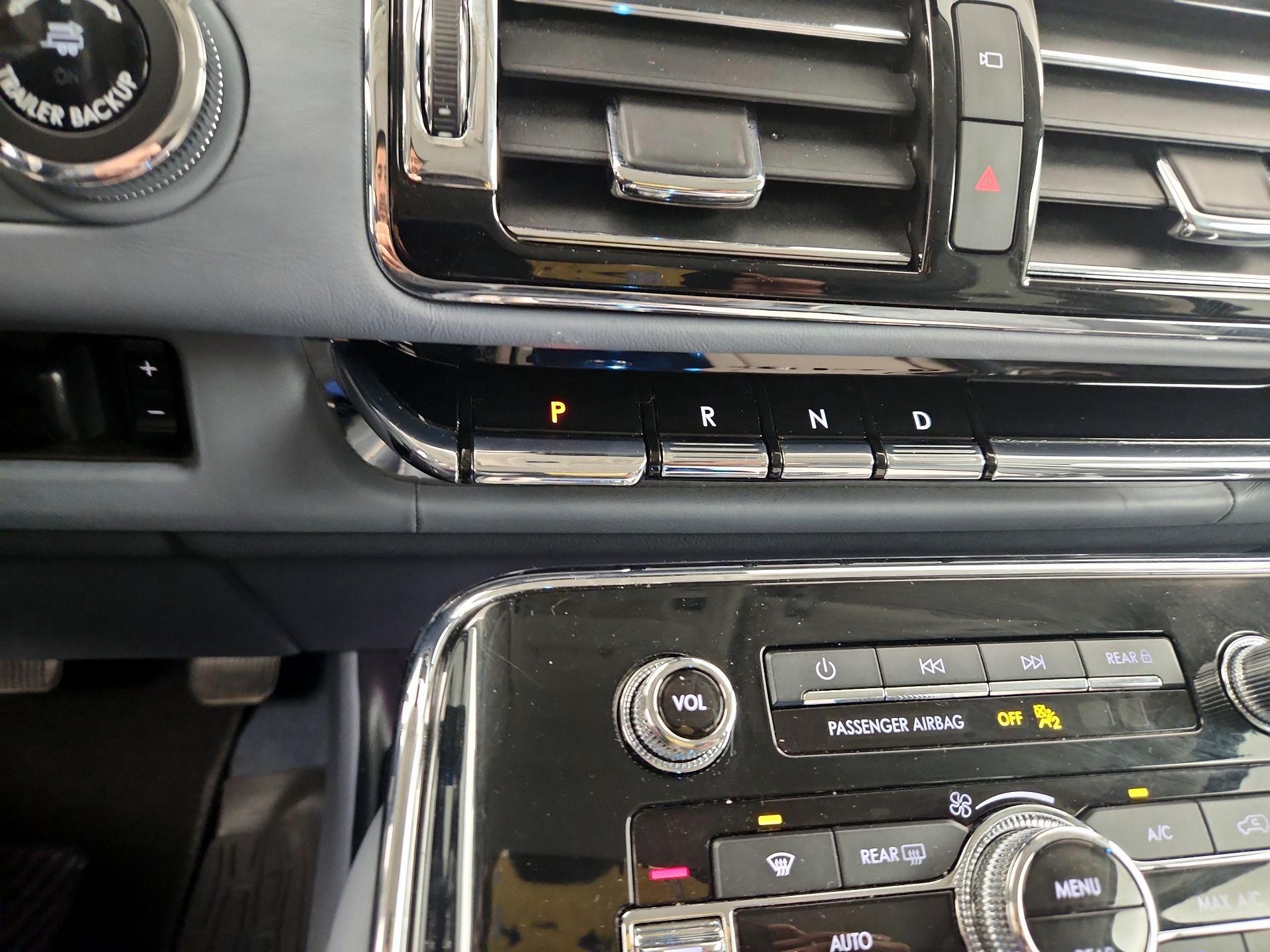 Thumbnail: 2019 Lincoln Navigator L - 18