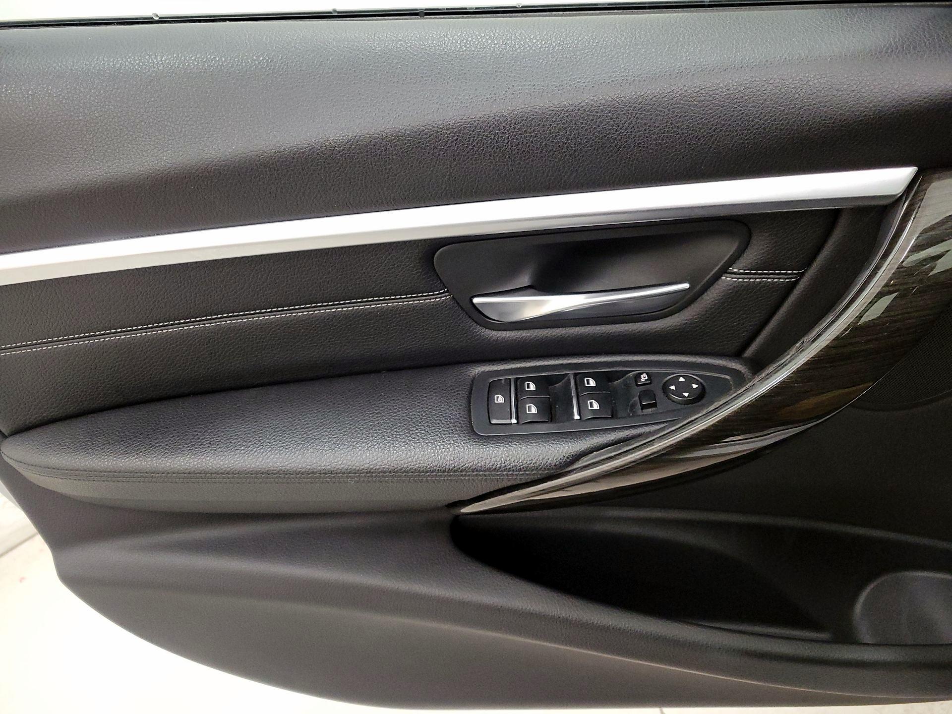 Thumbnail: 2018 BMW 3 Series - 12