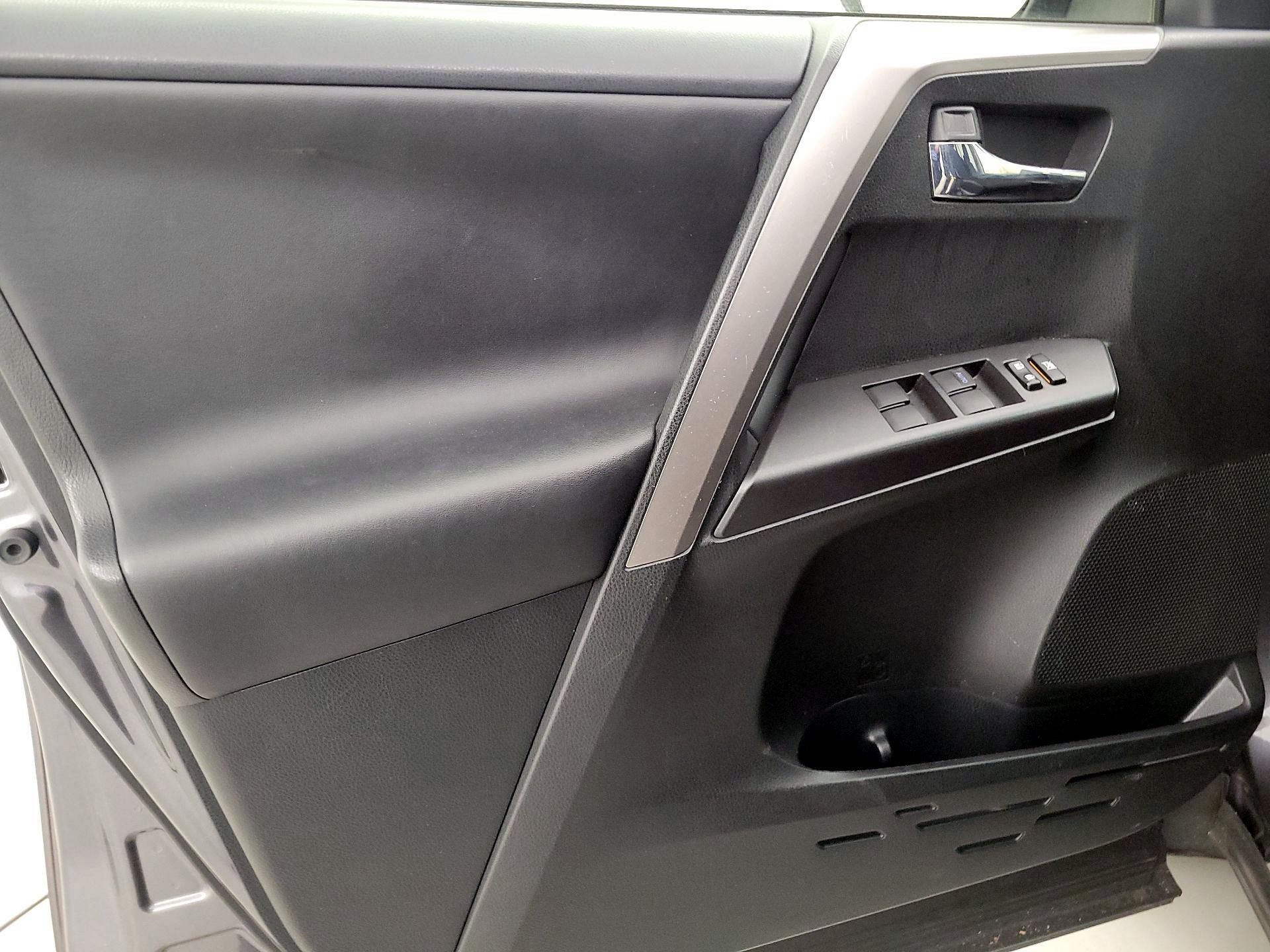 Thumbnail: 2016 Toyota RAV4 - 12