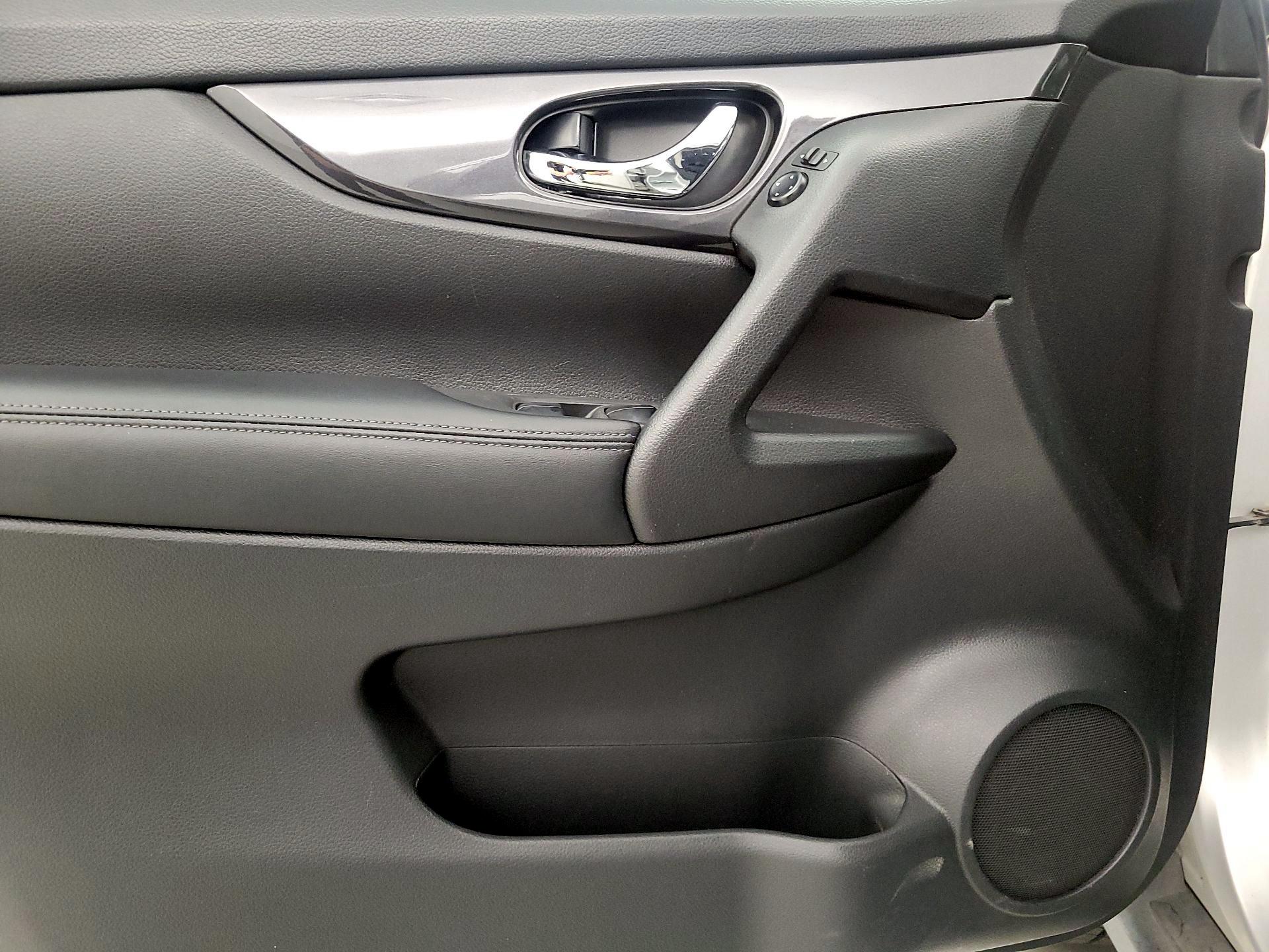 Thumbnail: 2017 Nissan Rogue - 12