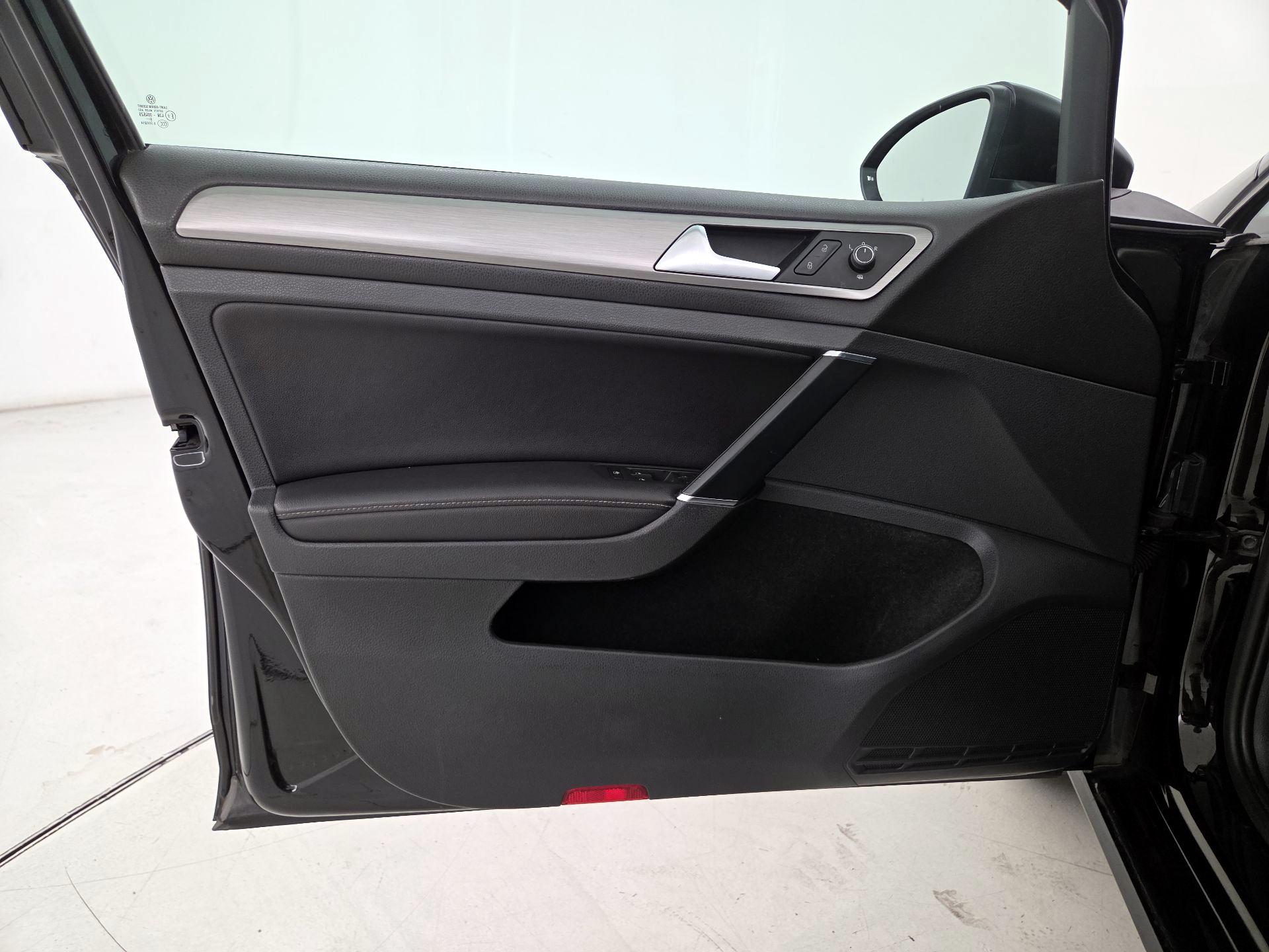 Thumbnail: 2017 Volkswagen Golf - 12