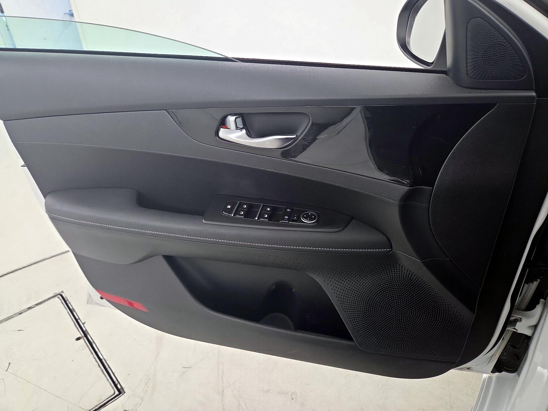 Thumbnail: 2023 Kia Forte - 12