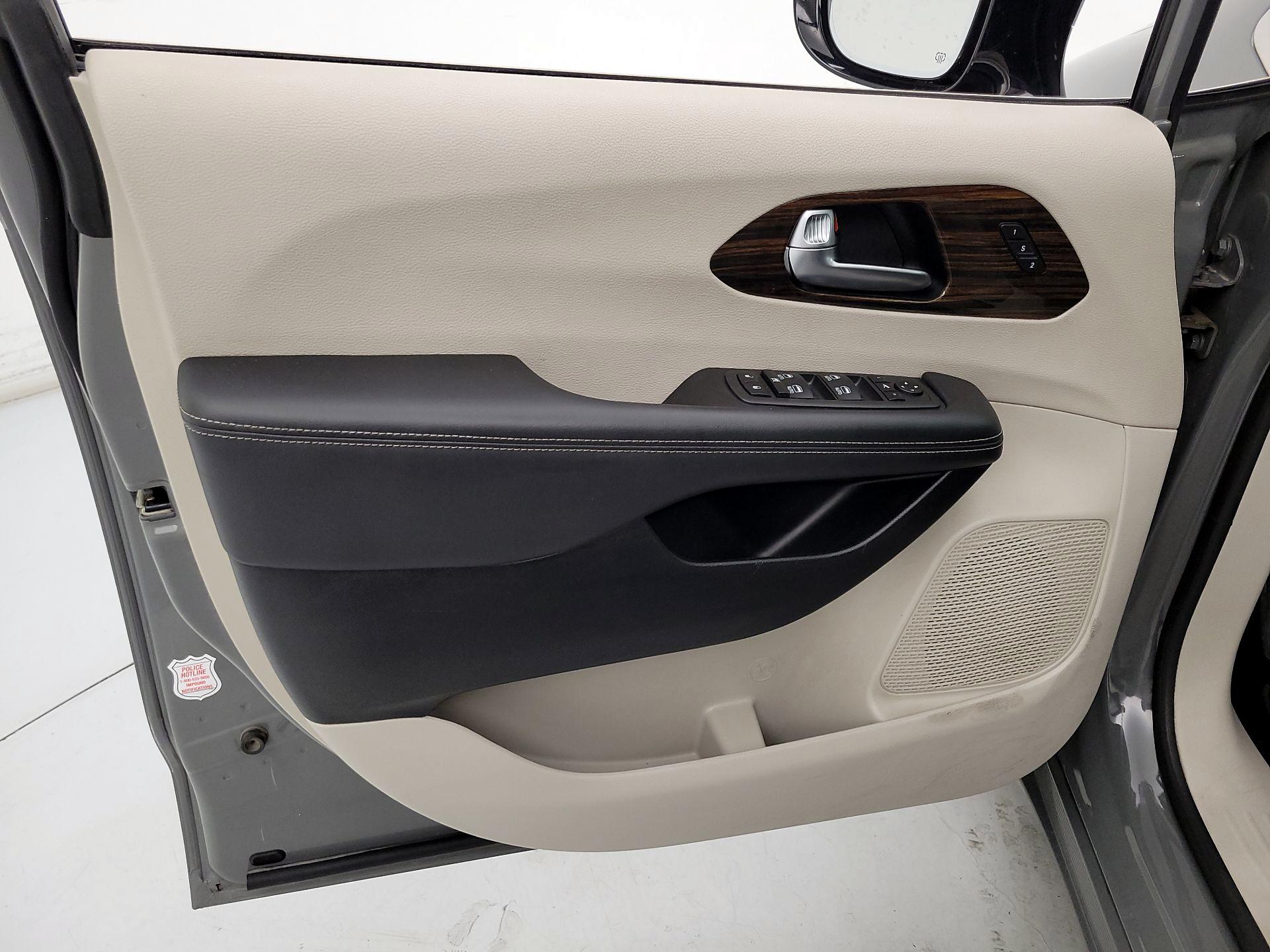 Thumbnail: 2023 Chrysler Pacifica - 12