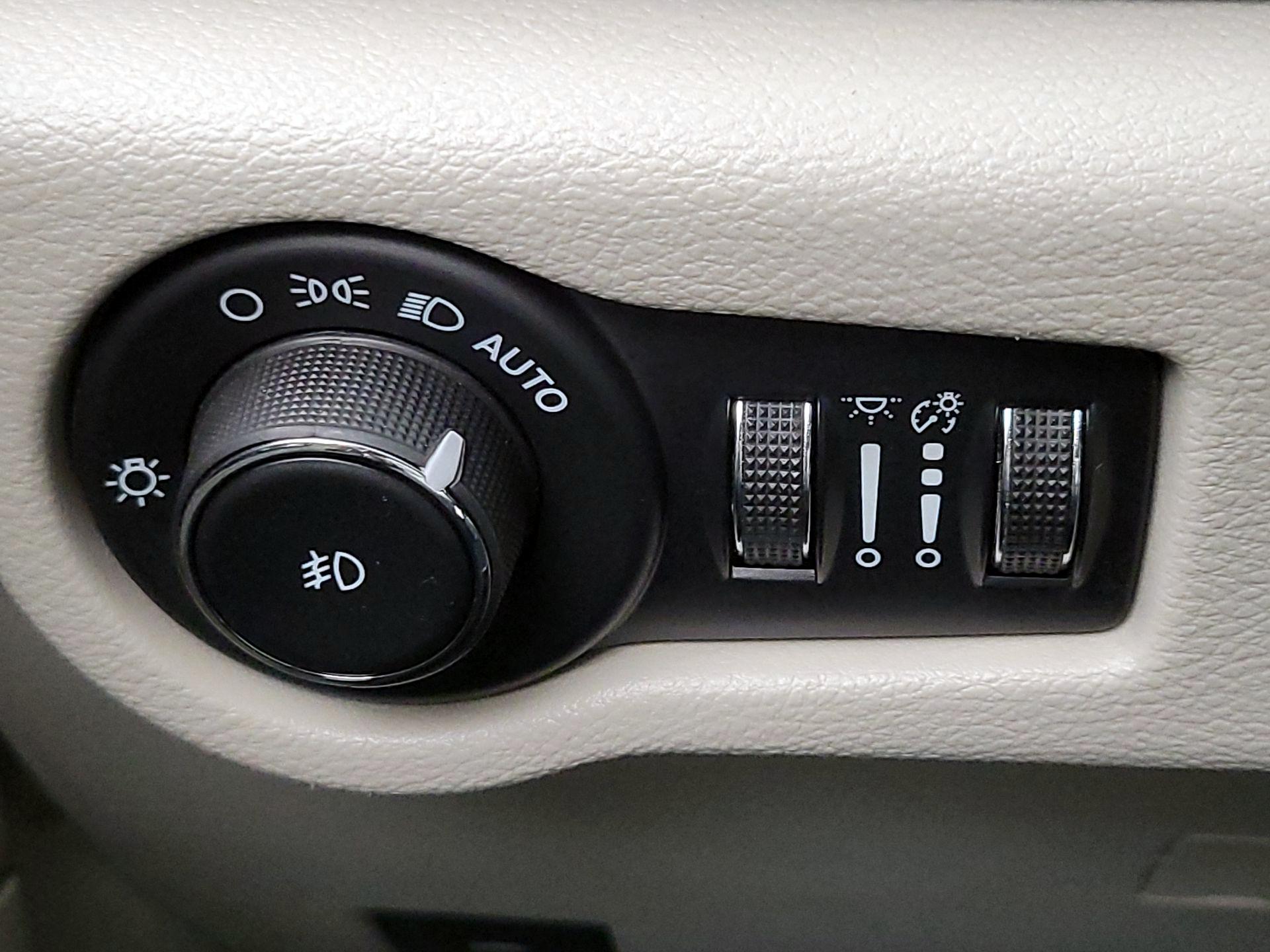 Thumbnail: 2023 Chrysler Pacifica - 13