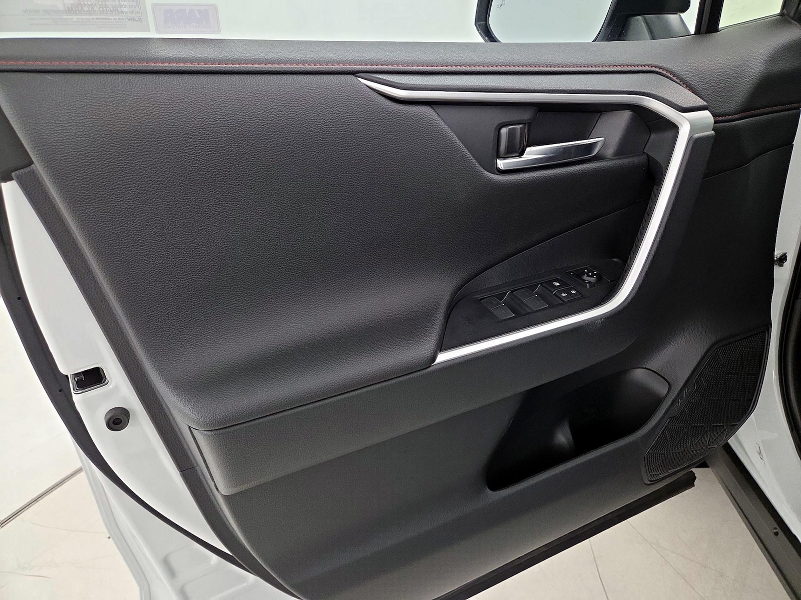2025 Toyota RAV4 XSE - Photo 13