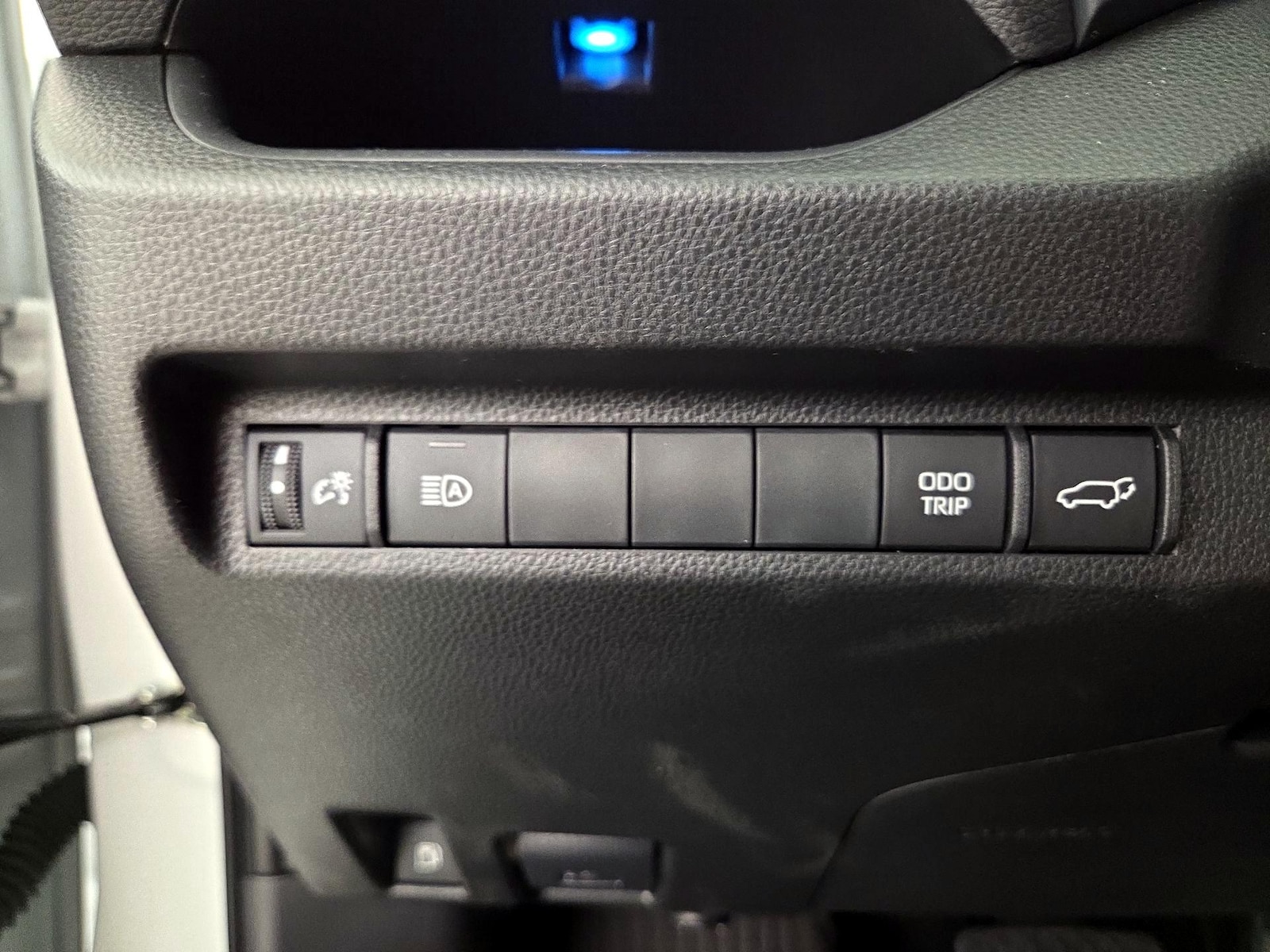 2025 Toyota RAV4 XSE - Photo 14