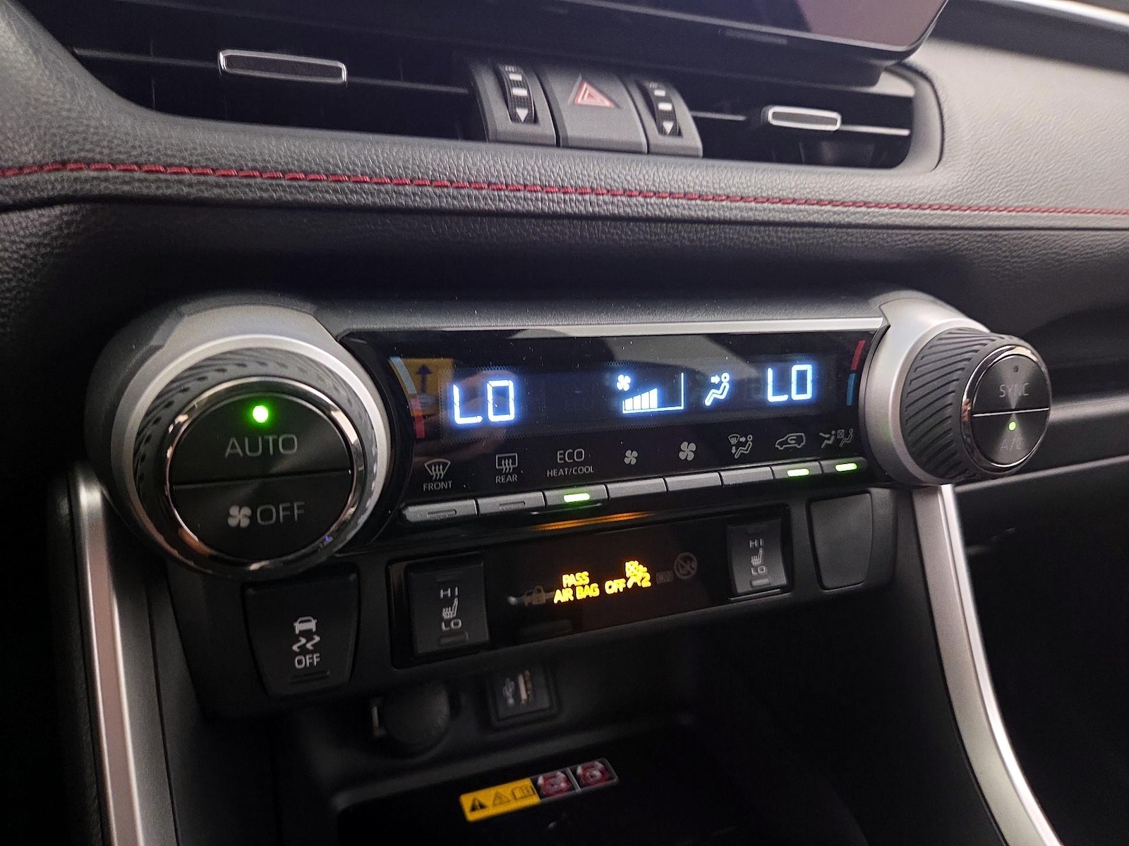 2025 Toyota RAV4 XSE - Photo 17