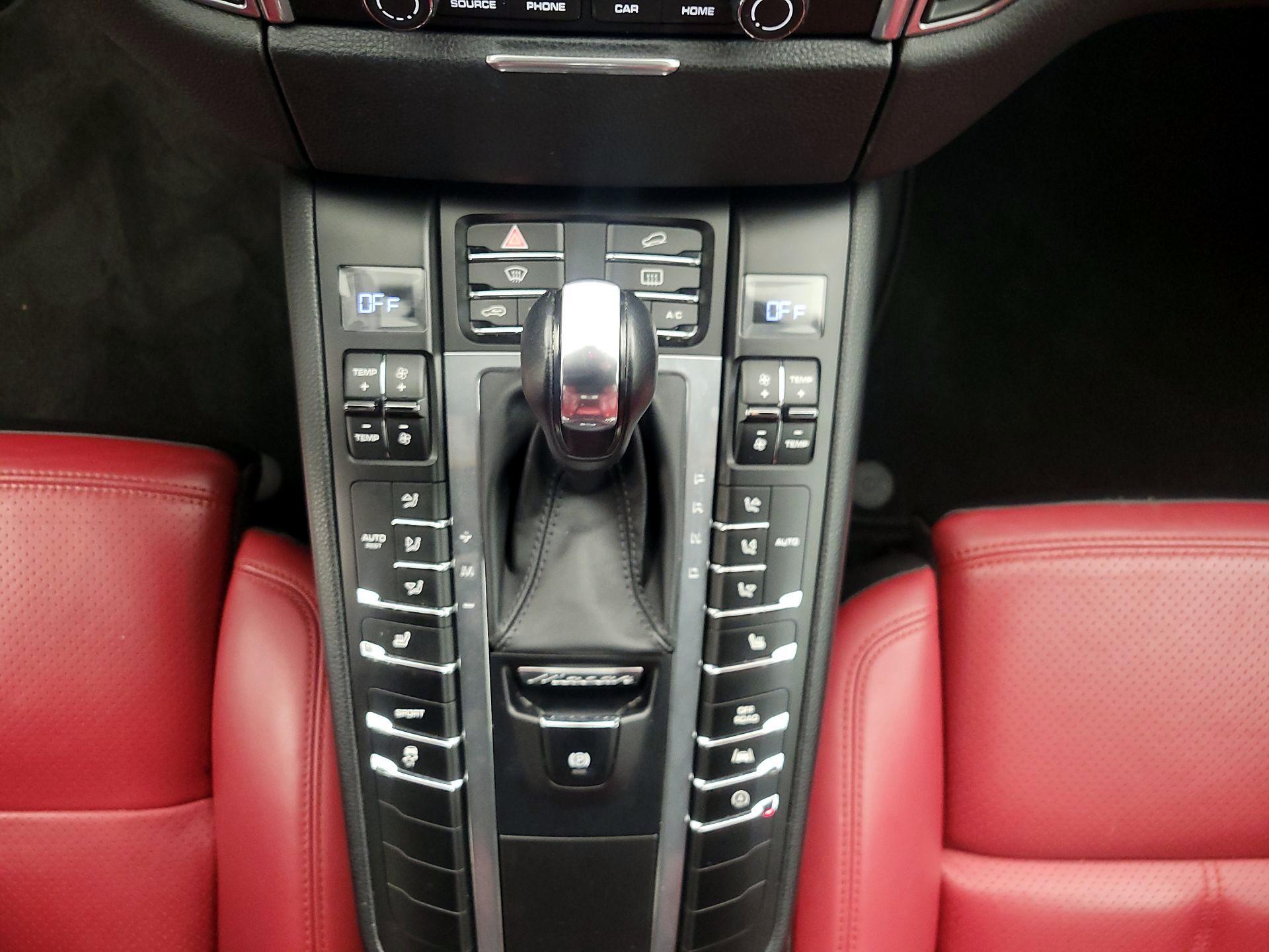 Thumbnail: 2017 Porsche Macan - 17