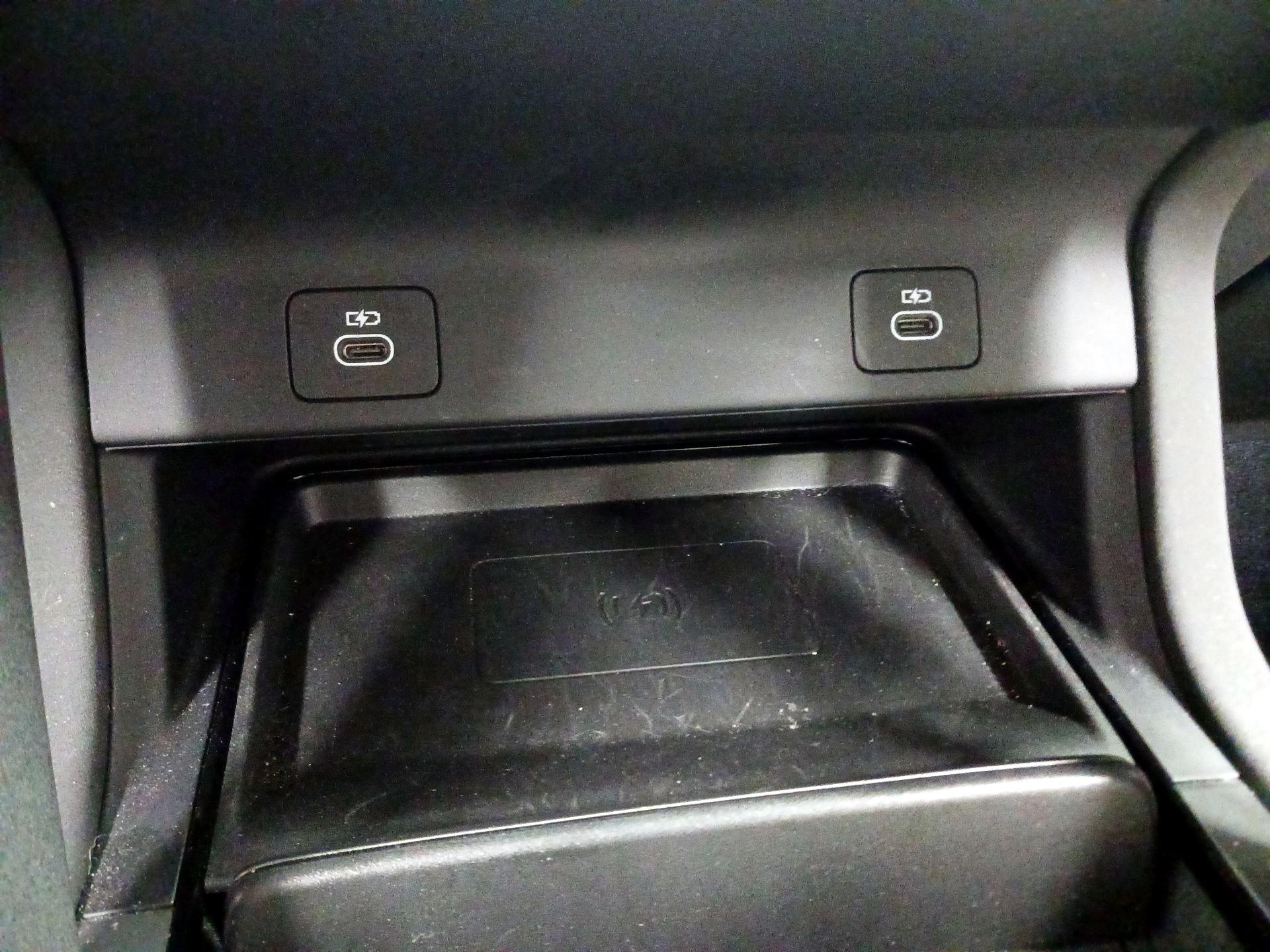 Thumbnail: 2024 Land Rover Discovery Sport - 15