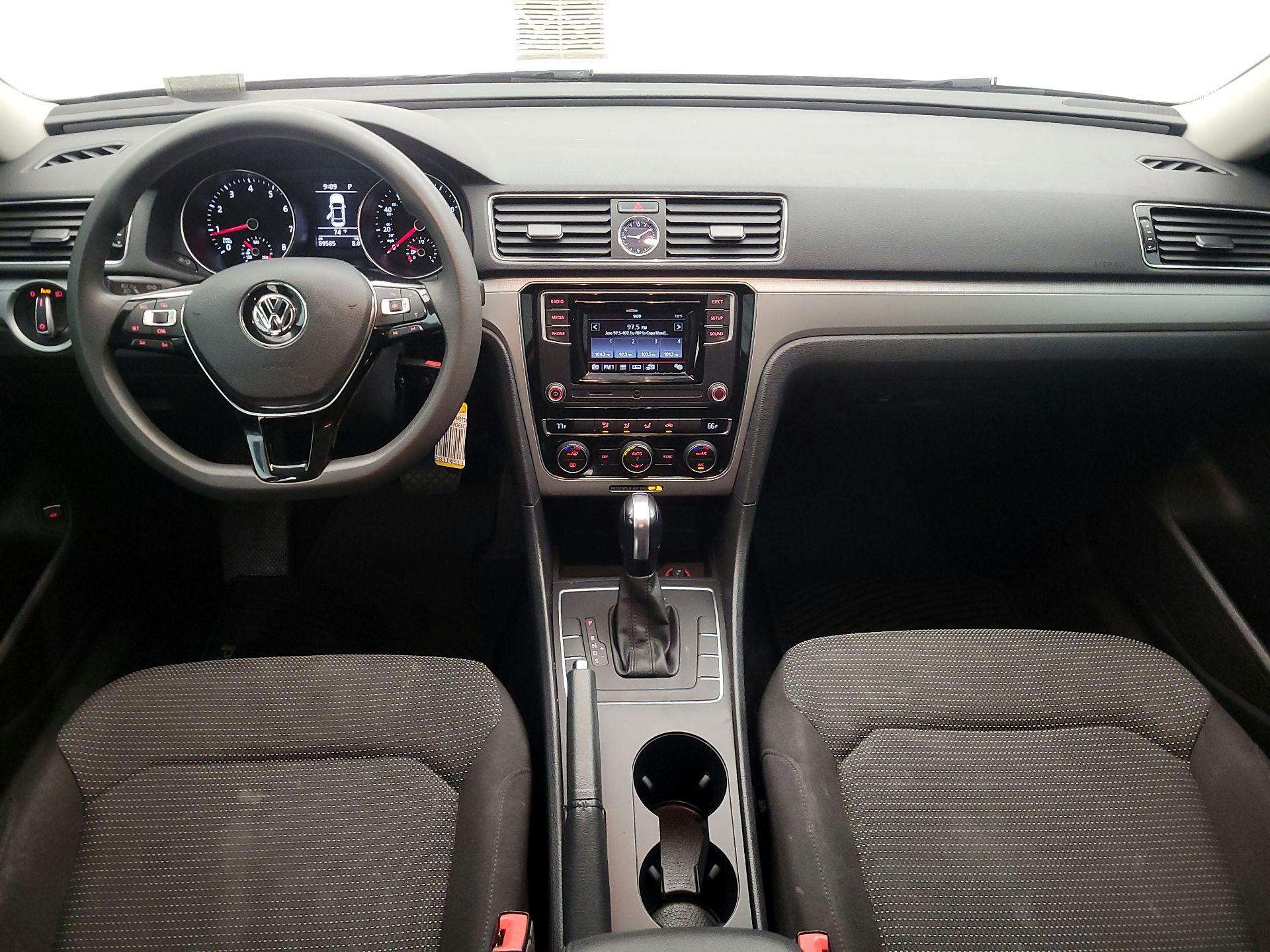 Thumbnail: 2017 Volkswagen Passat - 9