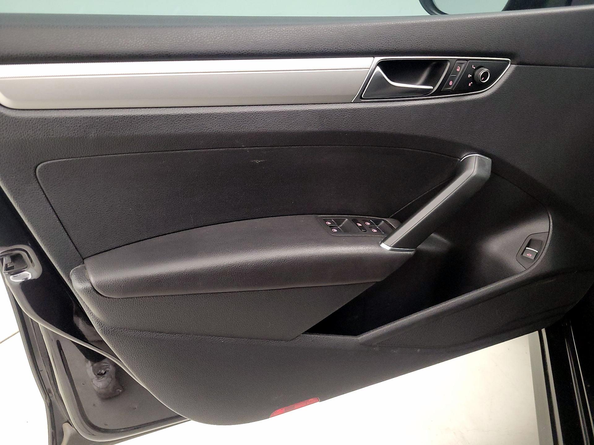 Thumbnail: 2017 Volkswagen Passat - 12