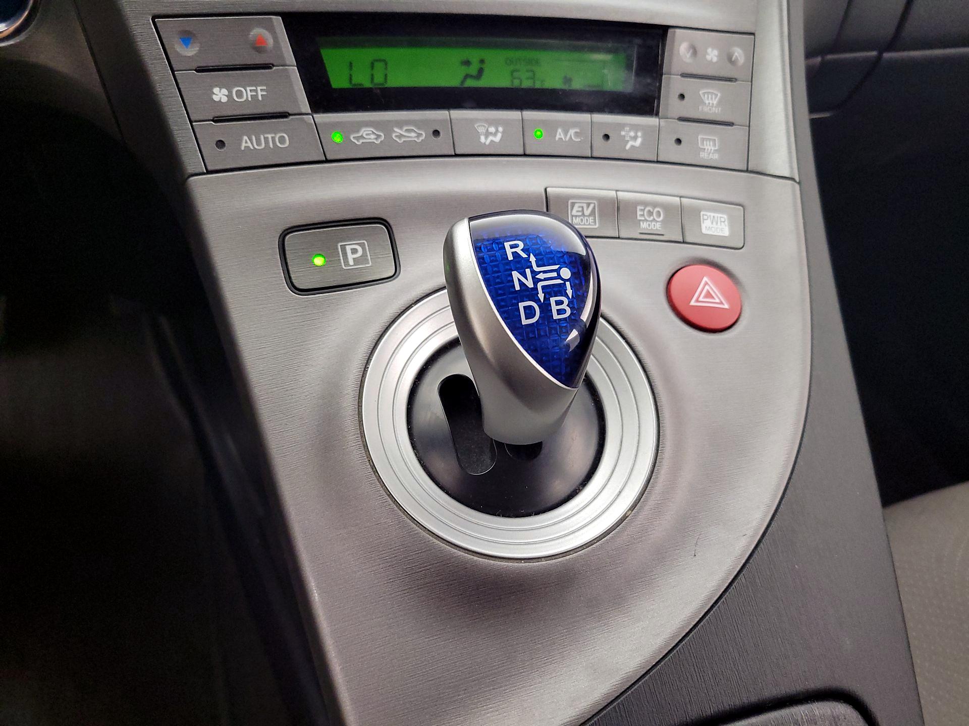 Thumbnail: 2015 Toyota Prius - 17