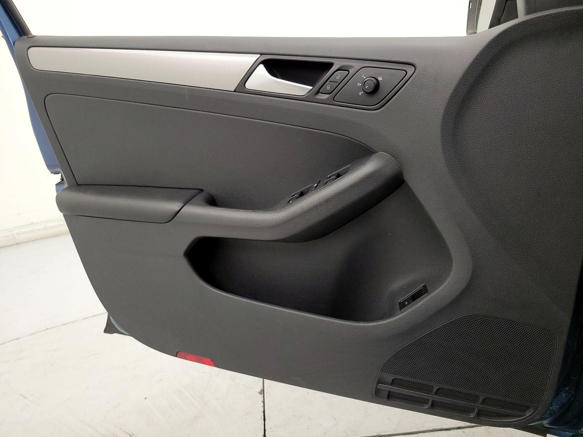 Thumbnail: 2017 Volkswagen Jetta - 12