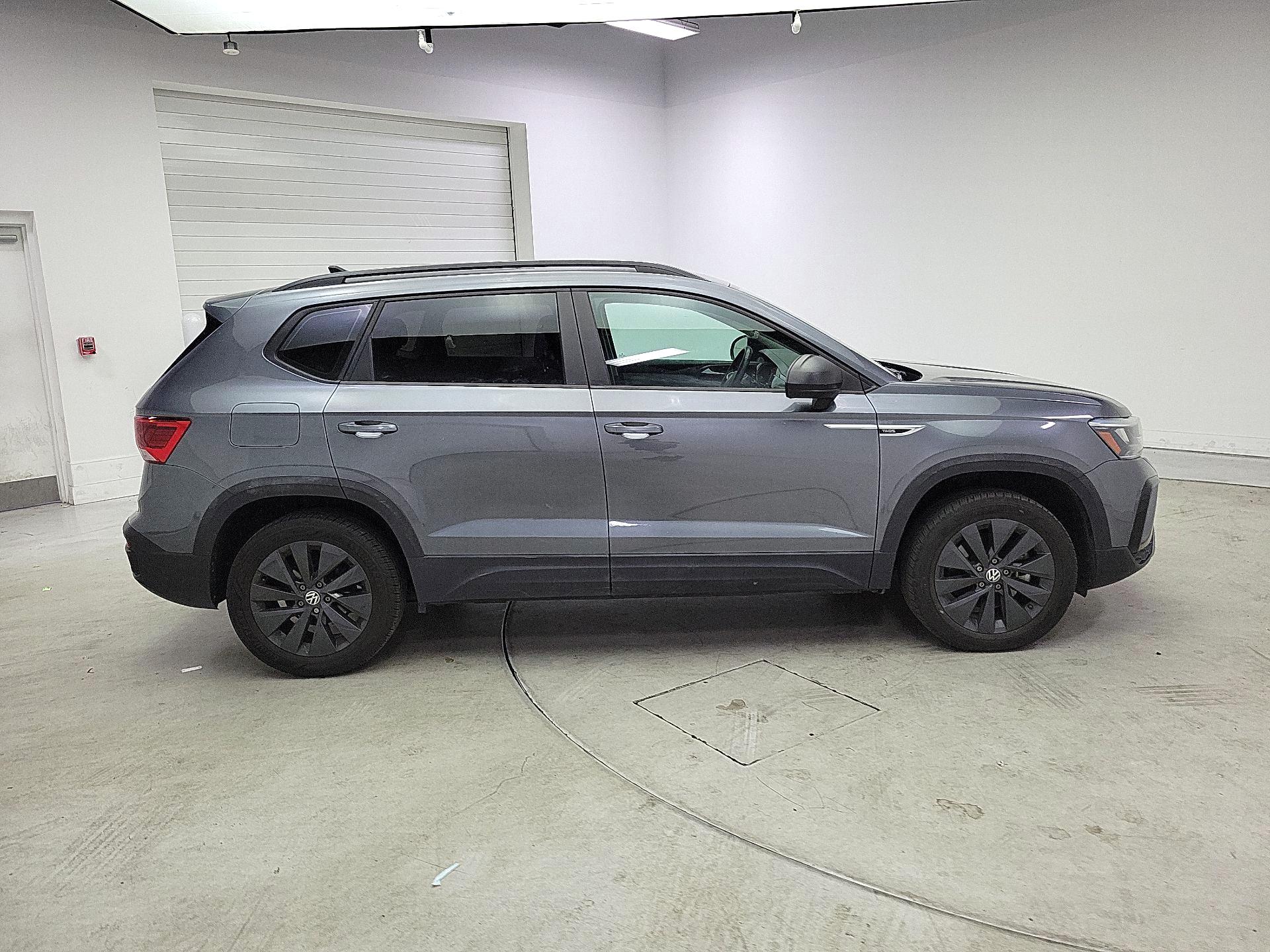 Thumbnail: 2022 Volkswagen Taos - 4