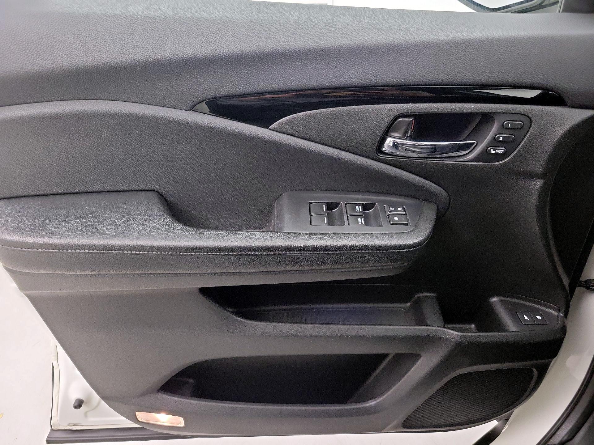 Thumbnail: 2017 Honda Pilot - 12