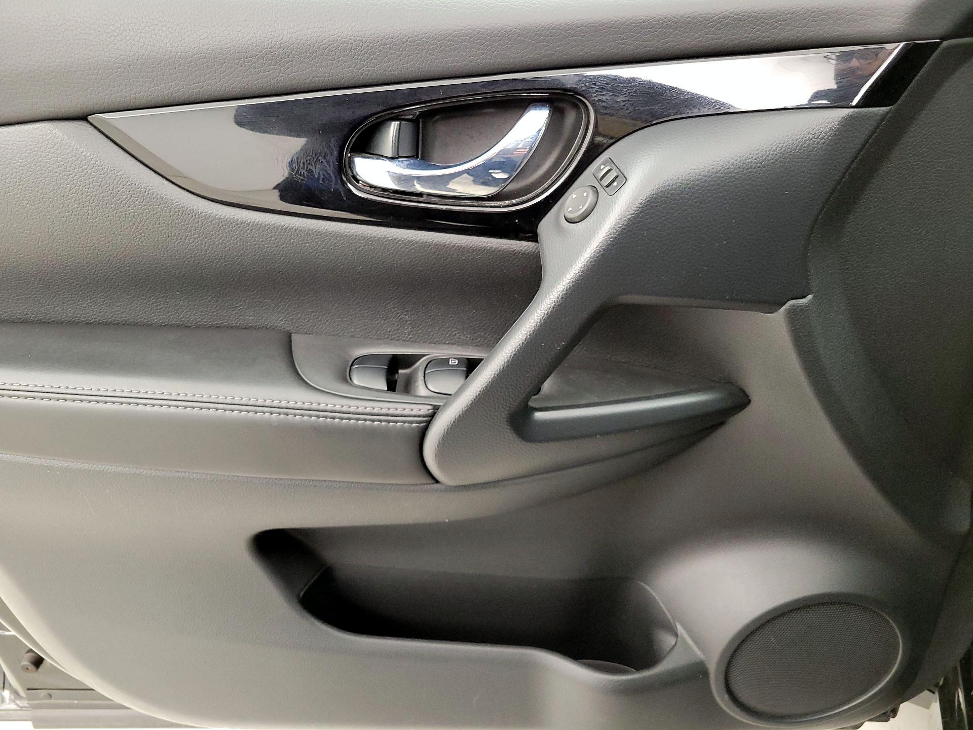 Thumbnail: 2020 Nissan Rogue Sport - 12